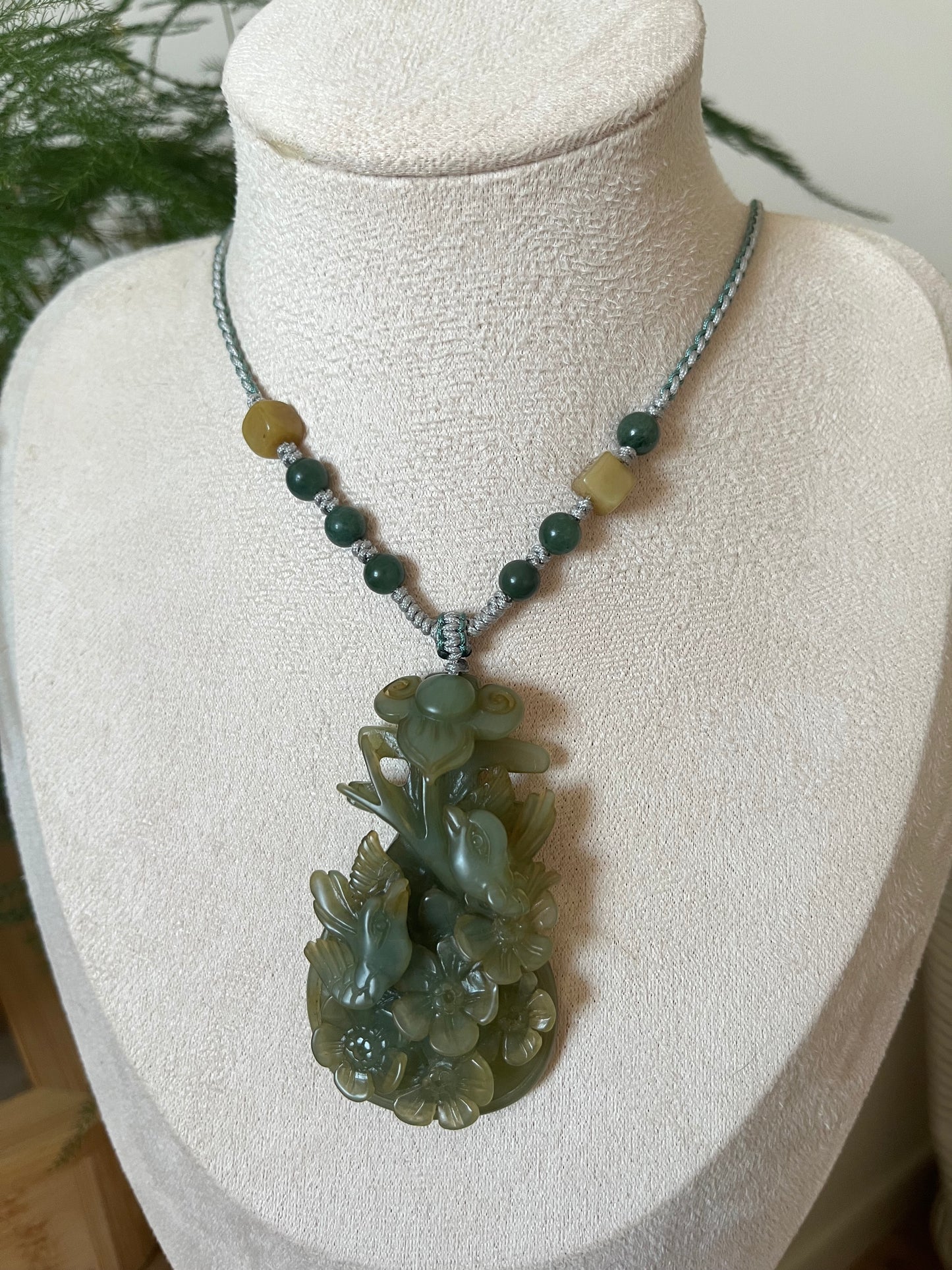 Hand Carved Xiu Jade Pipa with ‘Happiness at the Brows’ Magpie Carving | 手雕岫玉琵琶