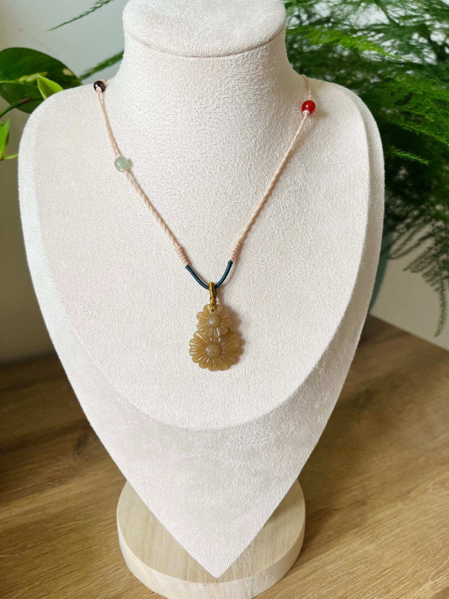 Handmade Necklace with a Hand Carved Brown Hetian Jade Daisy, 手编和田玉小雏菊项链