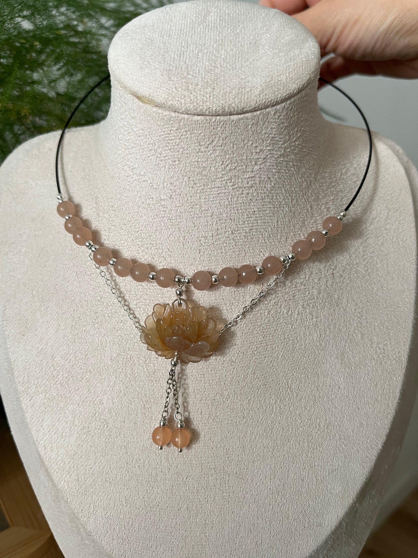 Hand Carved Dirty Pink Xiu Jade Peony Collar Necklace | 手雕岫玉牡丹项圈