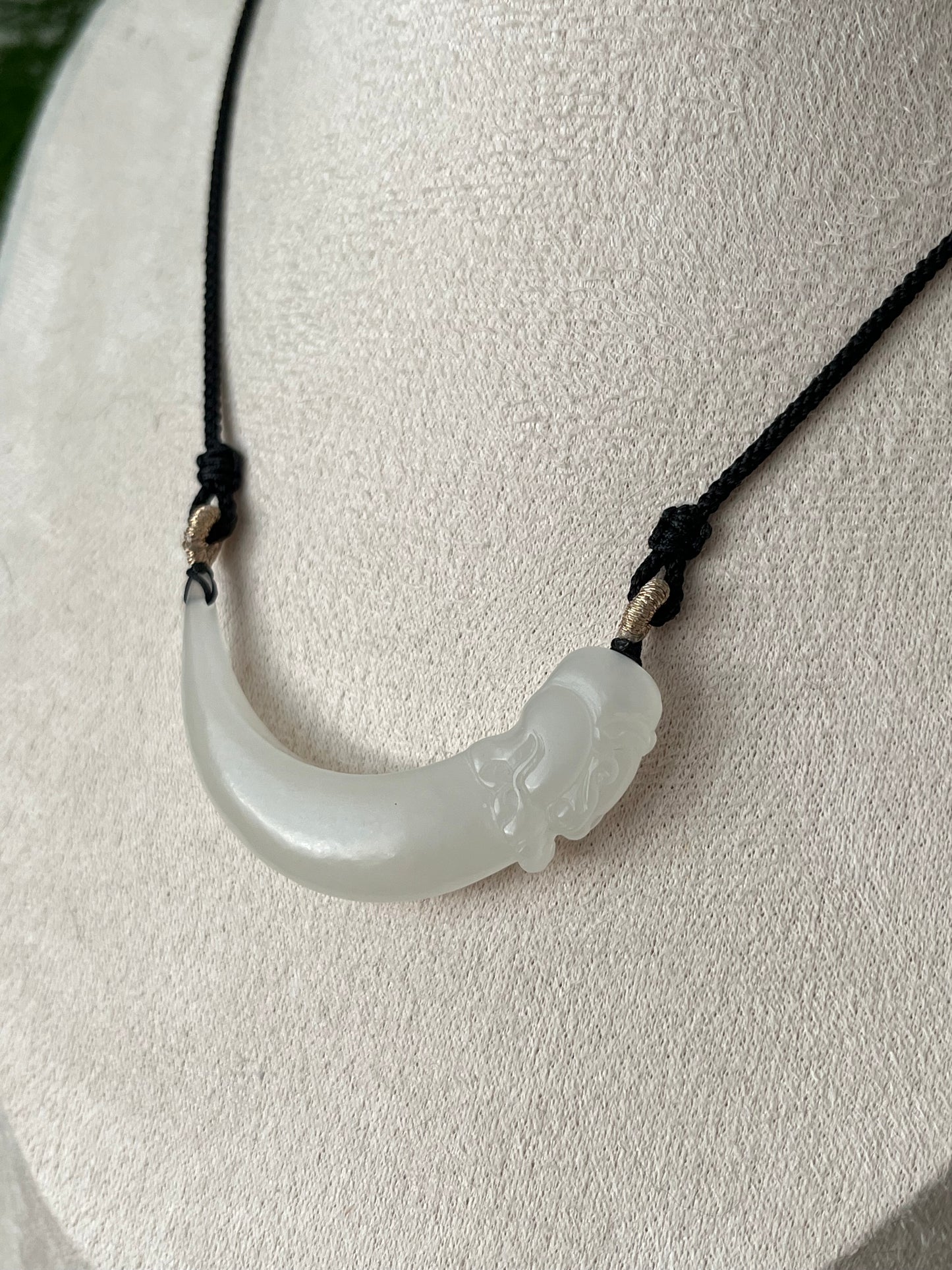 Hand Carved White Hetian Jade Dragon Tooth Pendant,手雕和田青海白玉龙牙