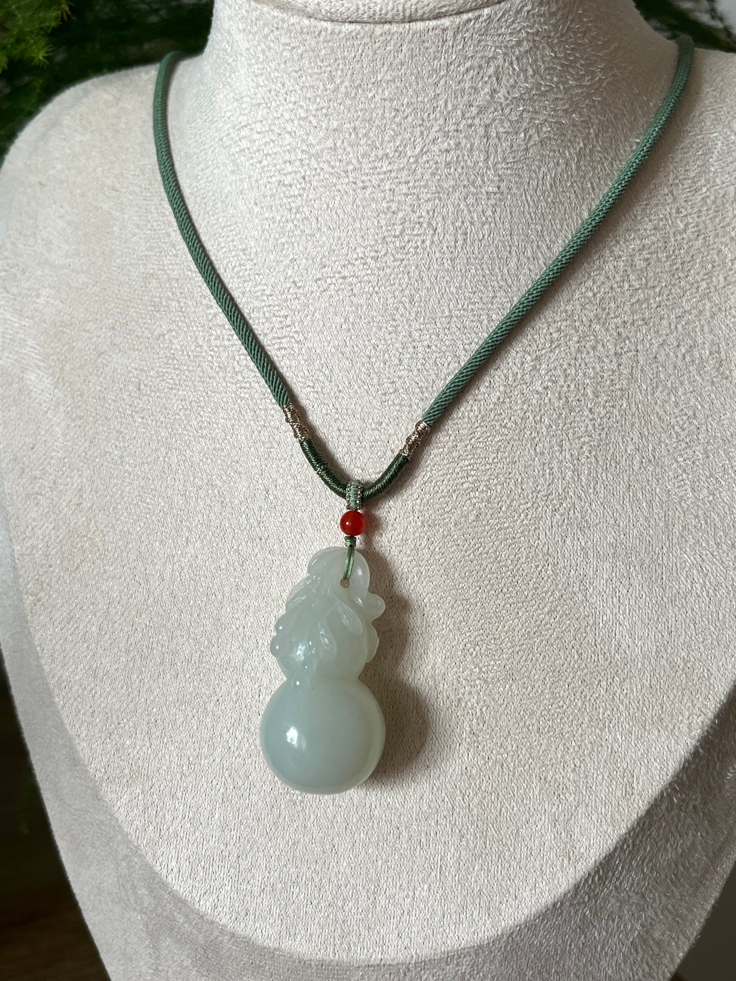 Hand Carved White Hetian Jade Hulu Pendant, 和田且末白玉雕刻葫芦