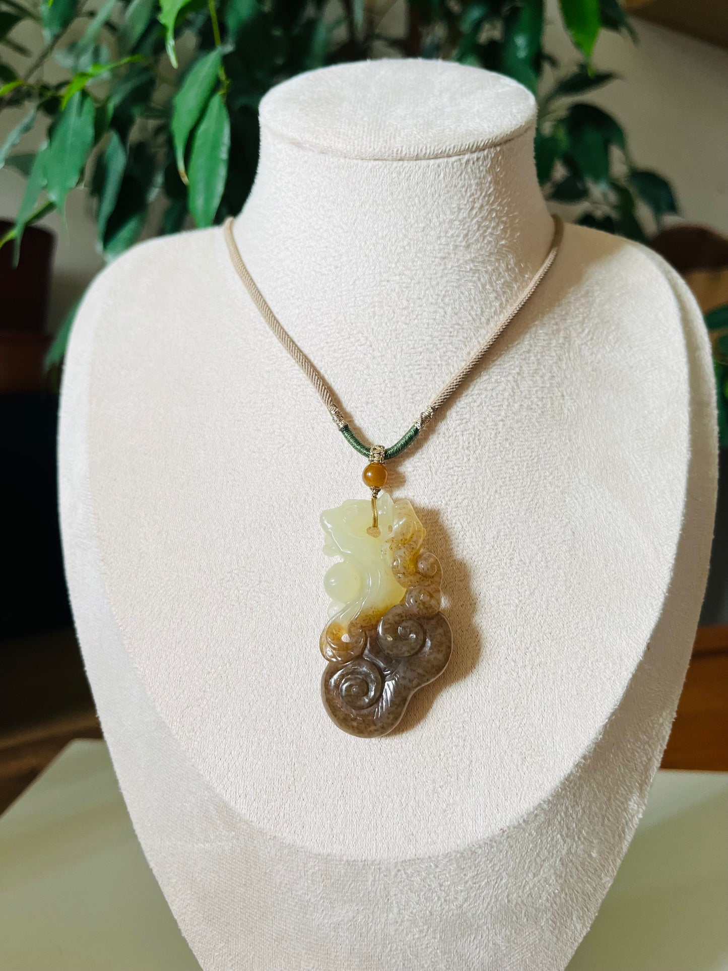 Hand Carved Hetian Jade Ruyi Pendant, 手雕和田且末糖如意