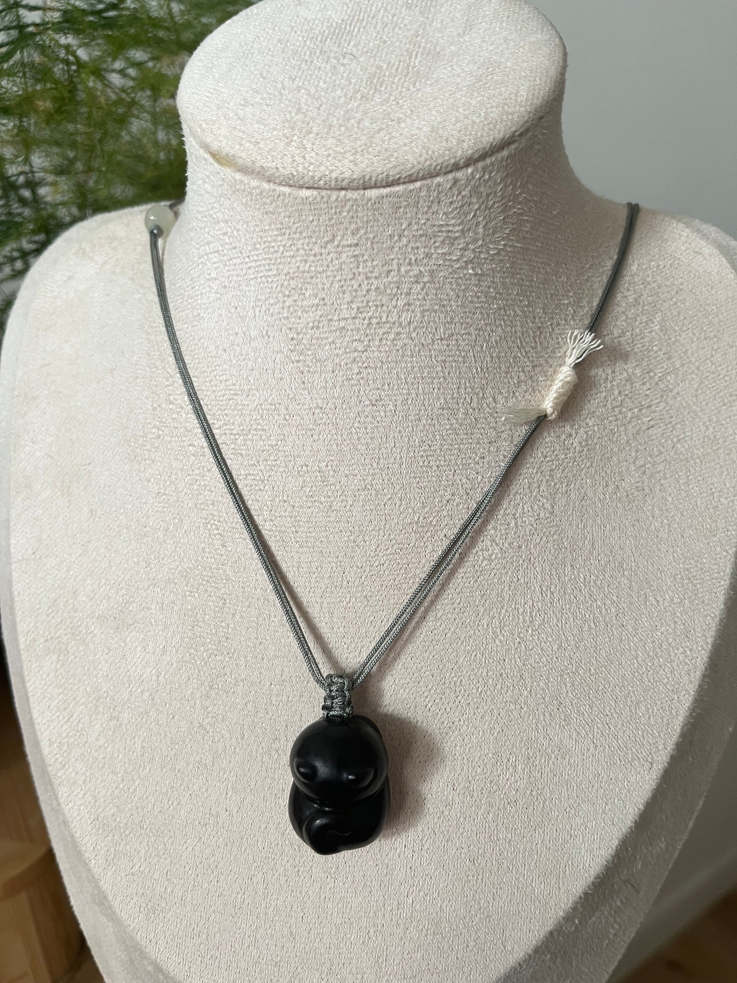 Black Hetian Jade Cat Necklace | 和田墨玉趴趴猫