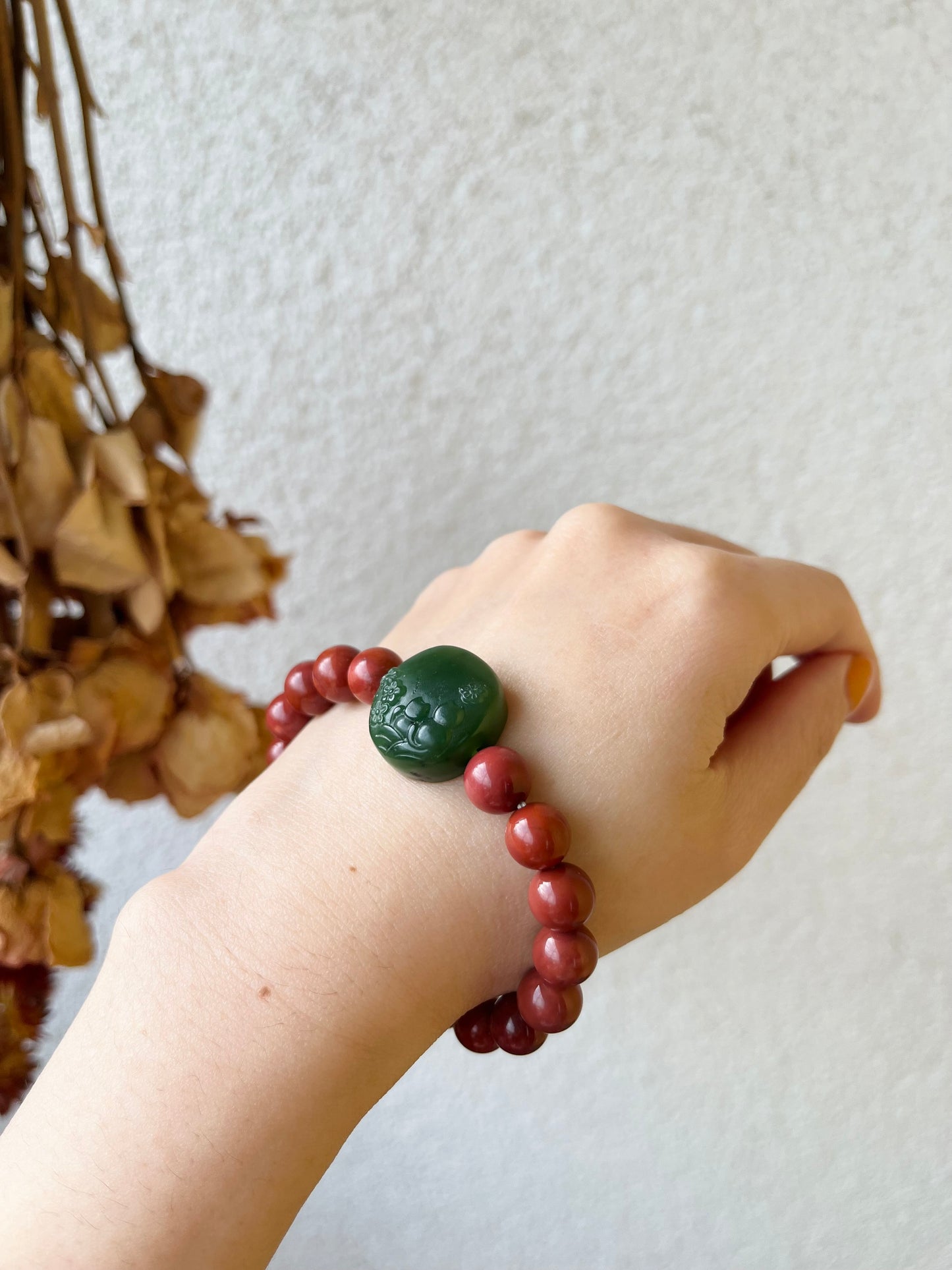Southern Red Agate Beaded Bracelet (9mm) with a Hand Carved Green Hetian Jade Cat Pendant, 南红玛瑙和手雕猫牌手串