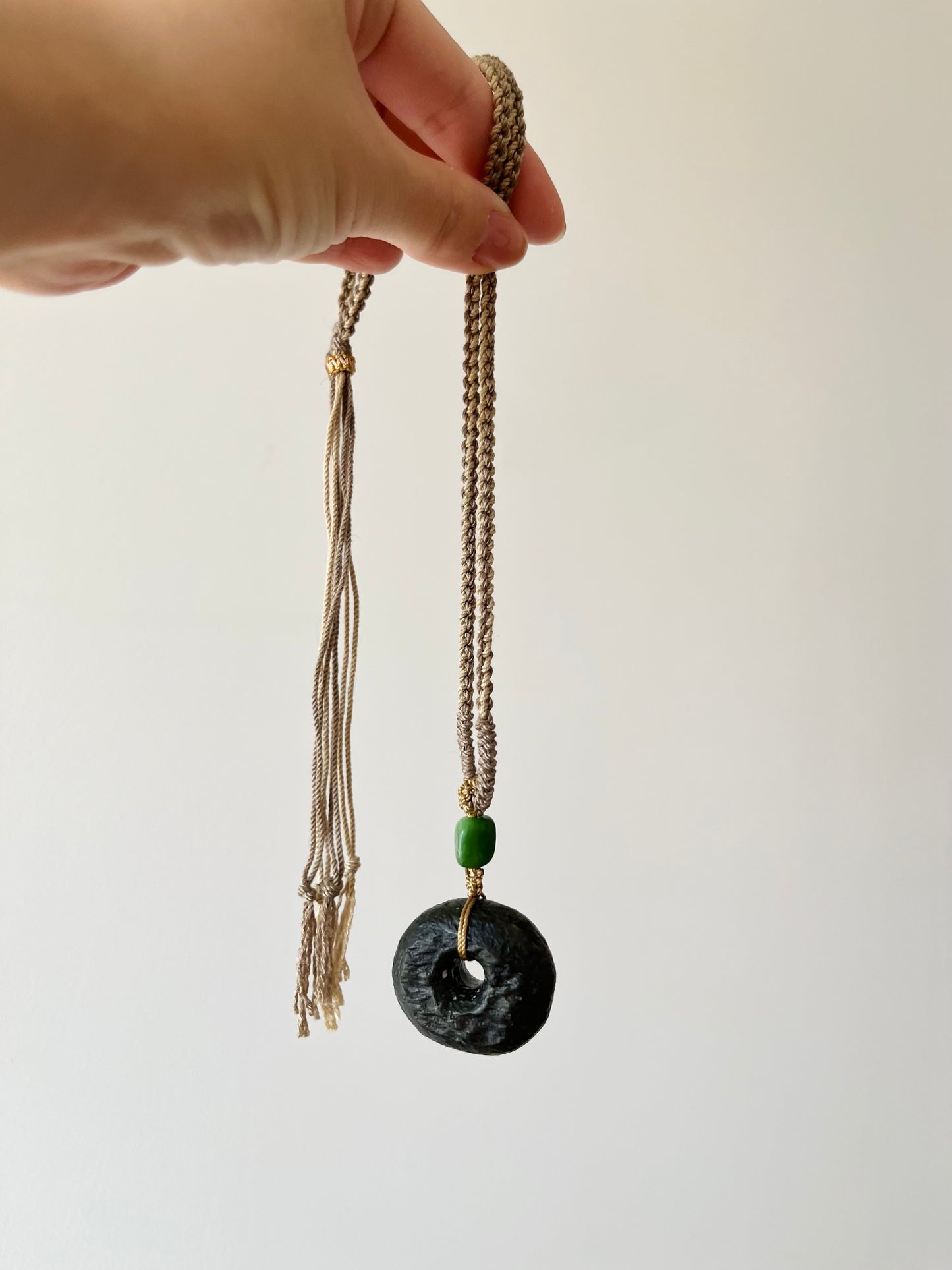 Antique-style Hetian Jade Pebble Chinese Safety Clasp Pendant, Chinese PI pendant，碧玉古风平安扣