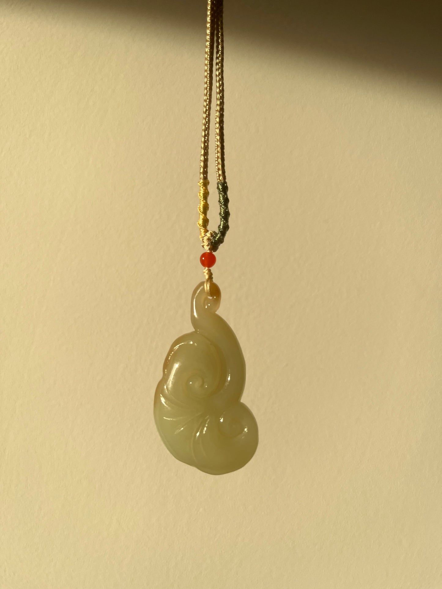 Hand Carved Hetian Jade Ruyi Pendant, 手雕糖白如意