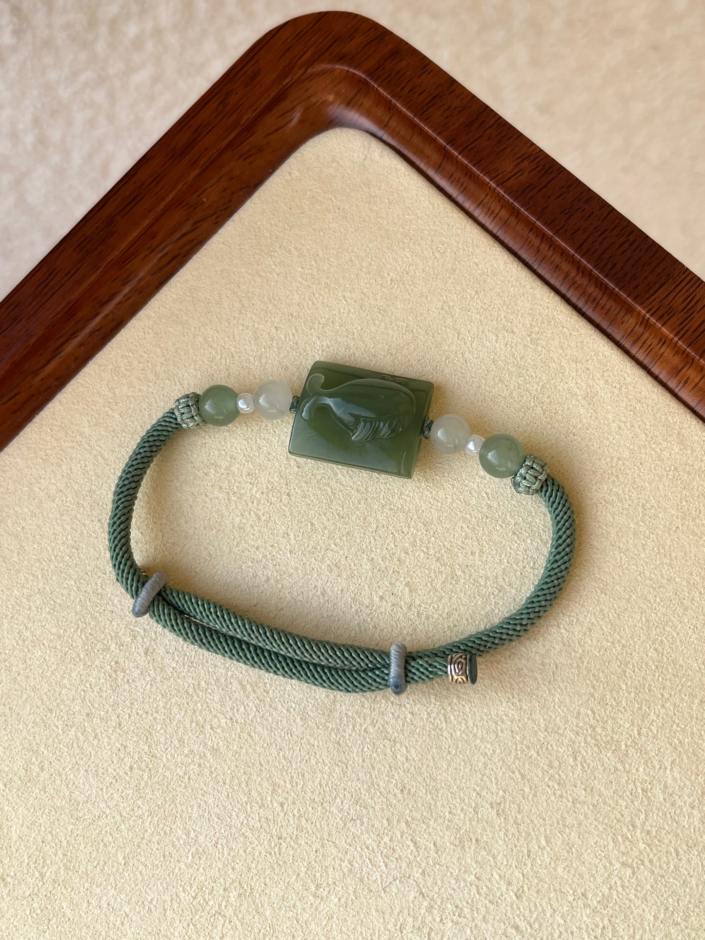 Bracelet Crafted From Hand Carved Hetian Jade Whale Pendant | 和田晴水小鲸鱼手牌