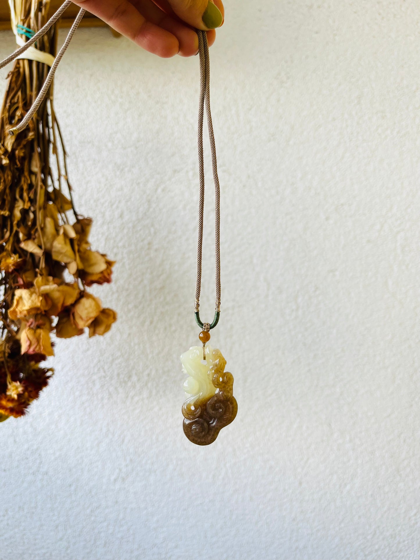 Hand Carved Hetian Jade Ruyi Pendant, 手雕和田且末糖如意