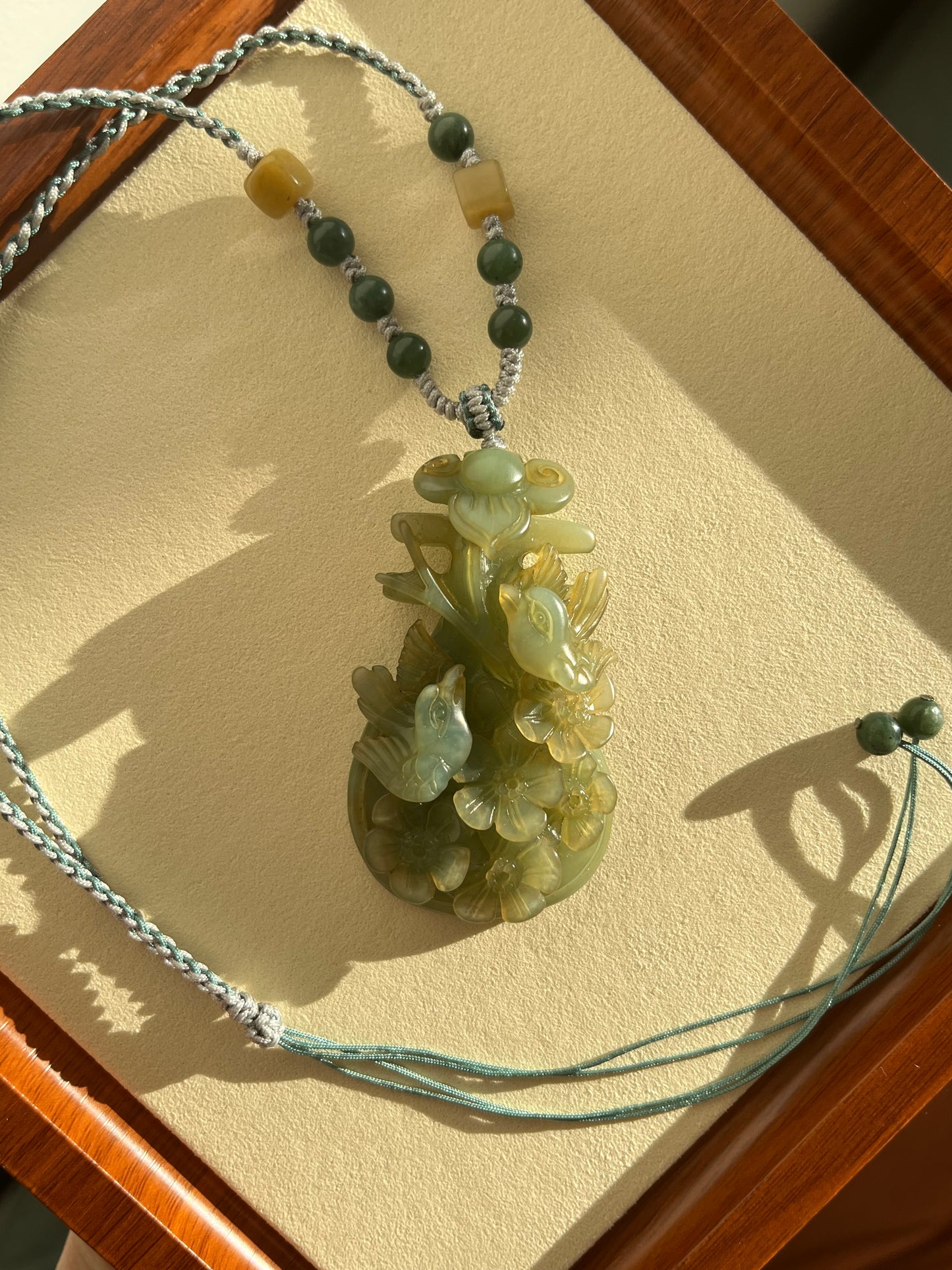 Hand Carved Xiu Jade Pipa with ‘Happiness at the Brows’ Magpie Carving | 手雕岫玉琵琶