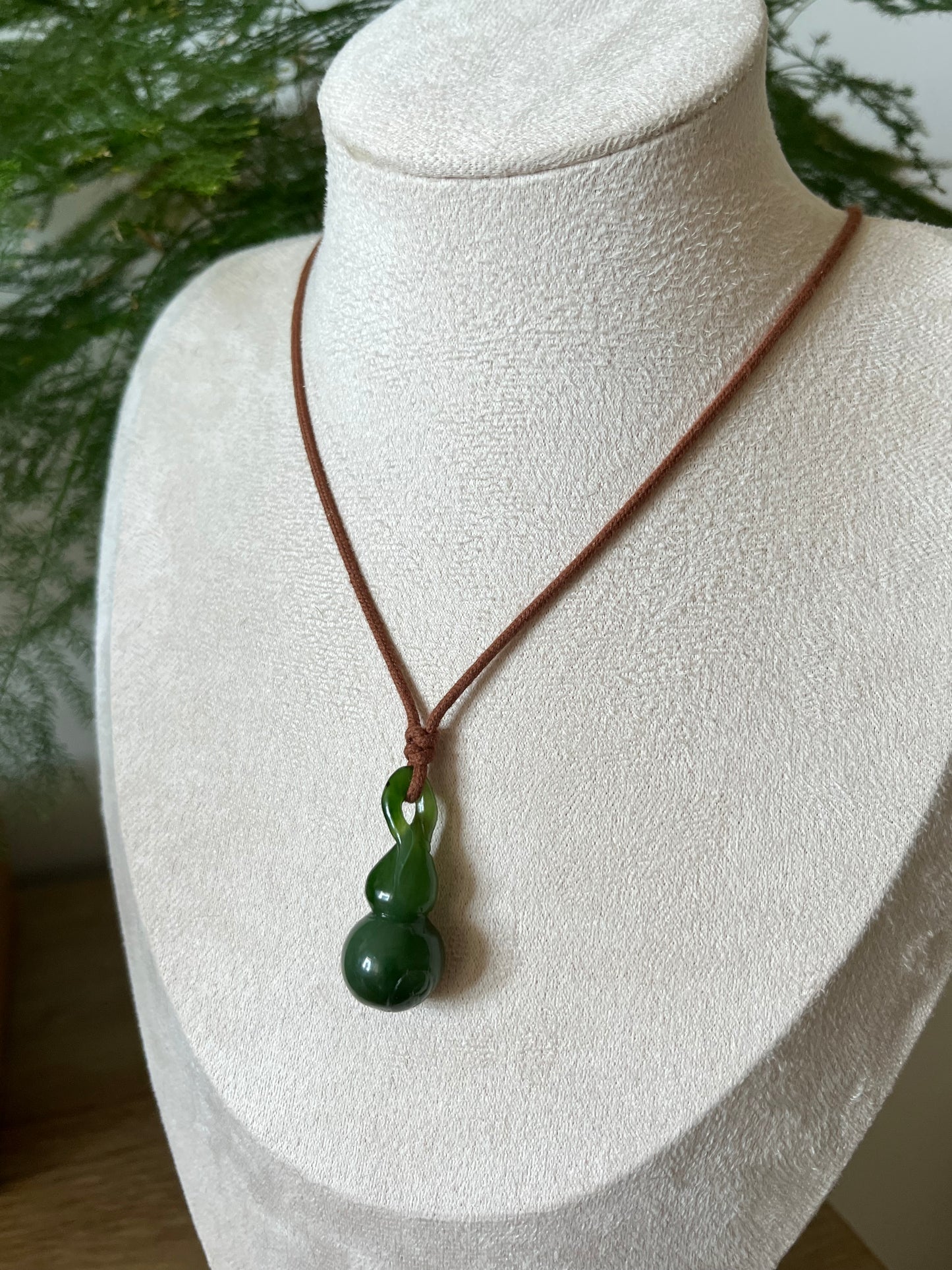 Hand Carved Green Hetian Jade Hulu Pendant, 手雕碧玉葫芦