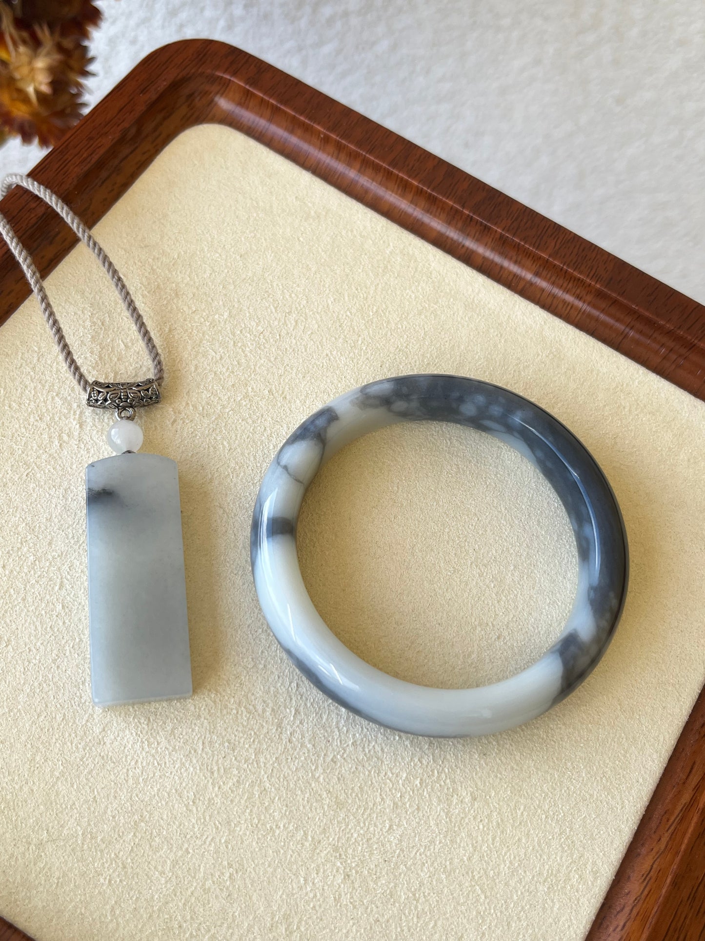 Gray and White Qinghua Hetian Jade Bangle 53mm | 和田白底青花手镯，细腻油润