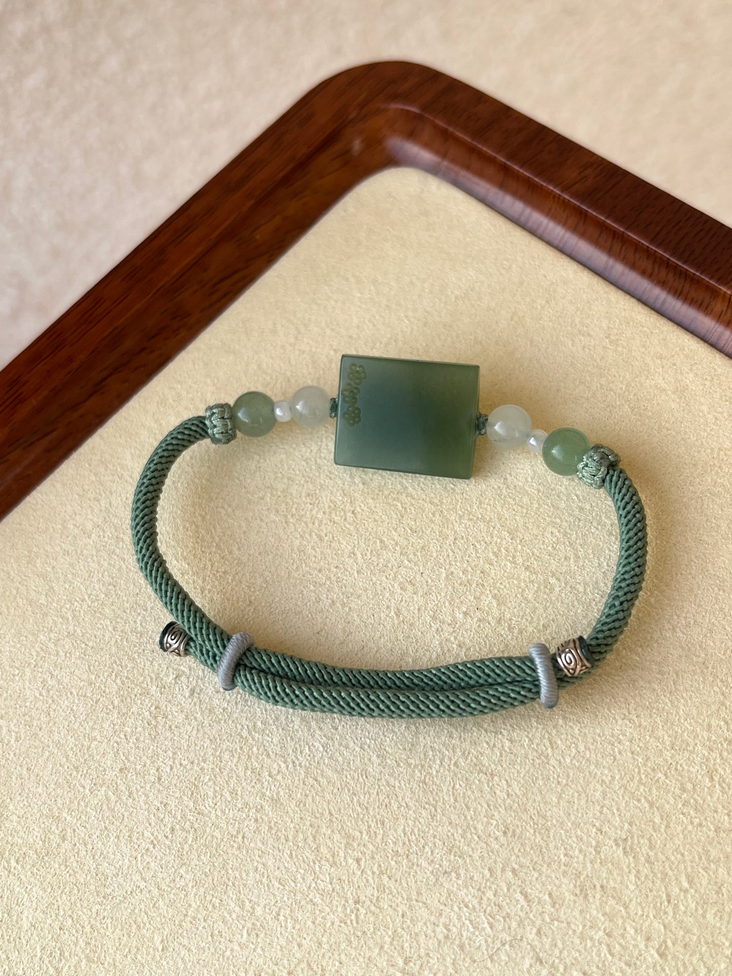 Bracelet Crafted From Hand Carved Hetian Jade Whale Pendant | 和田晴水小鲸鱼手牌