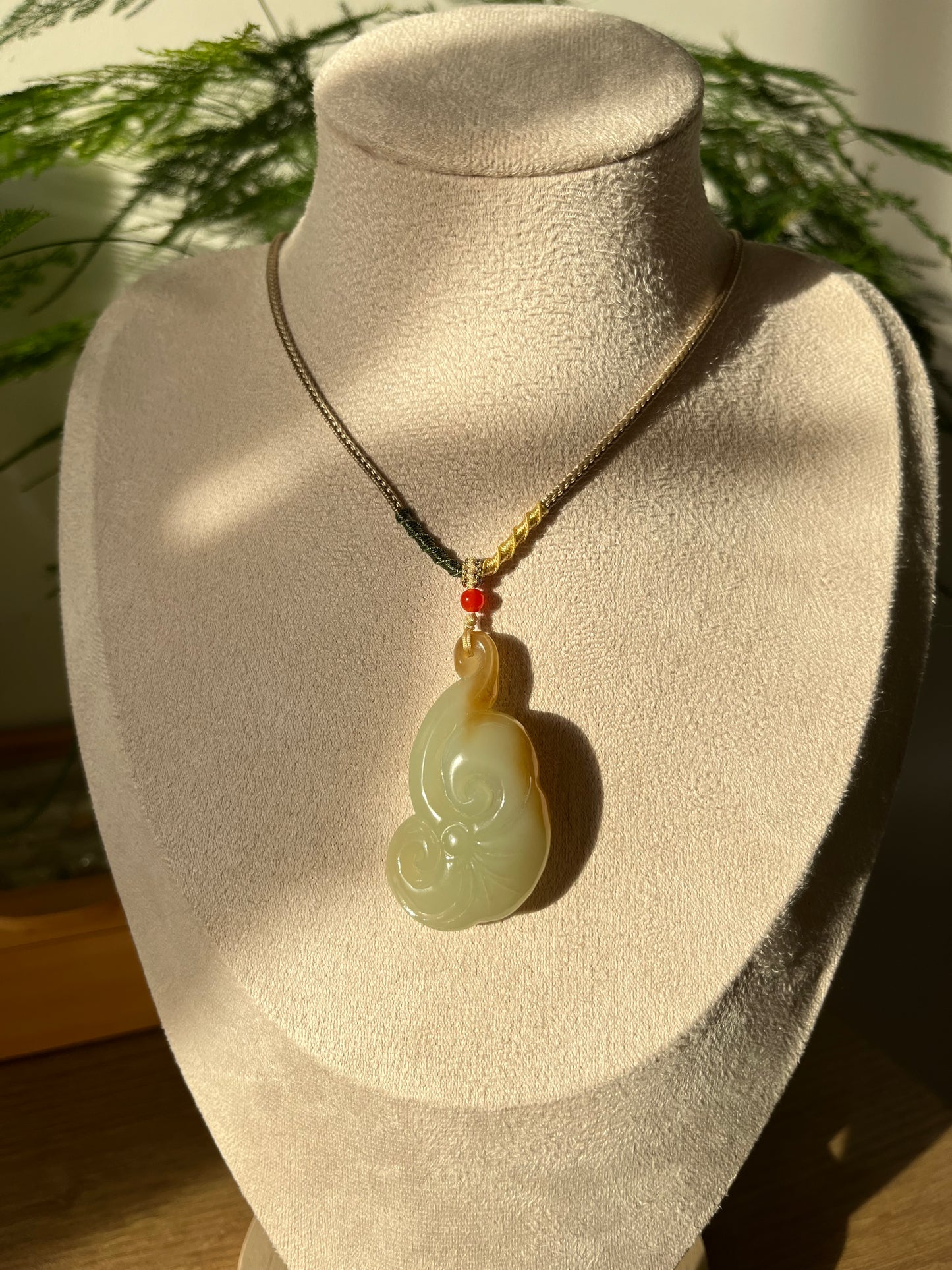 Hand Carved Hetian Jade Ruyi Pendant, 手雕糖白如意