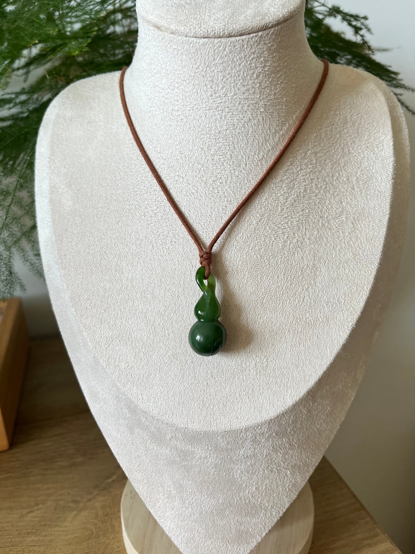 Hand Carved Green Hetian Jade Hulu Pendant, 手雕碧玉葫芦