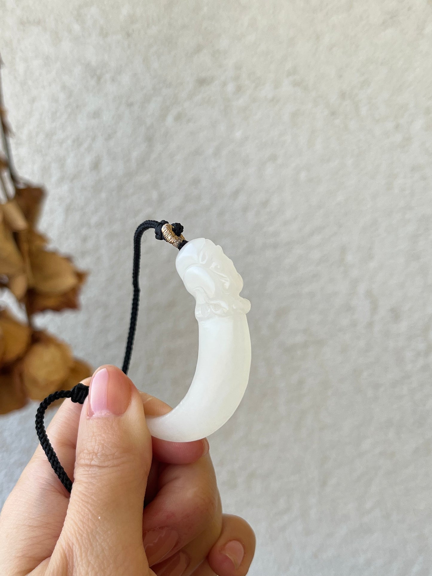 Hand Carved White Hetian Jade Dragon Tooth Pendant，手雕和田青海白玉龙牙