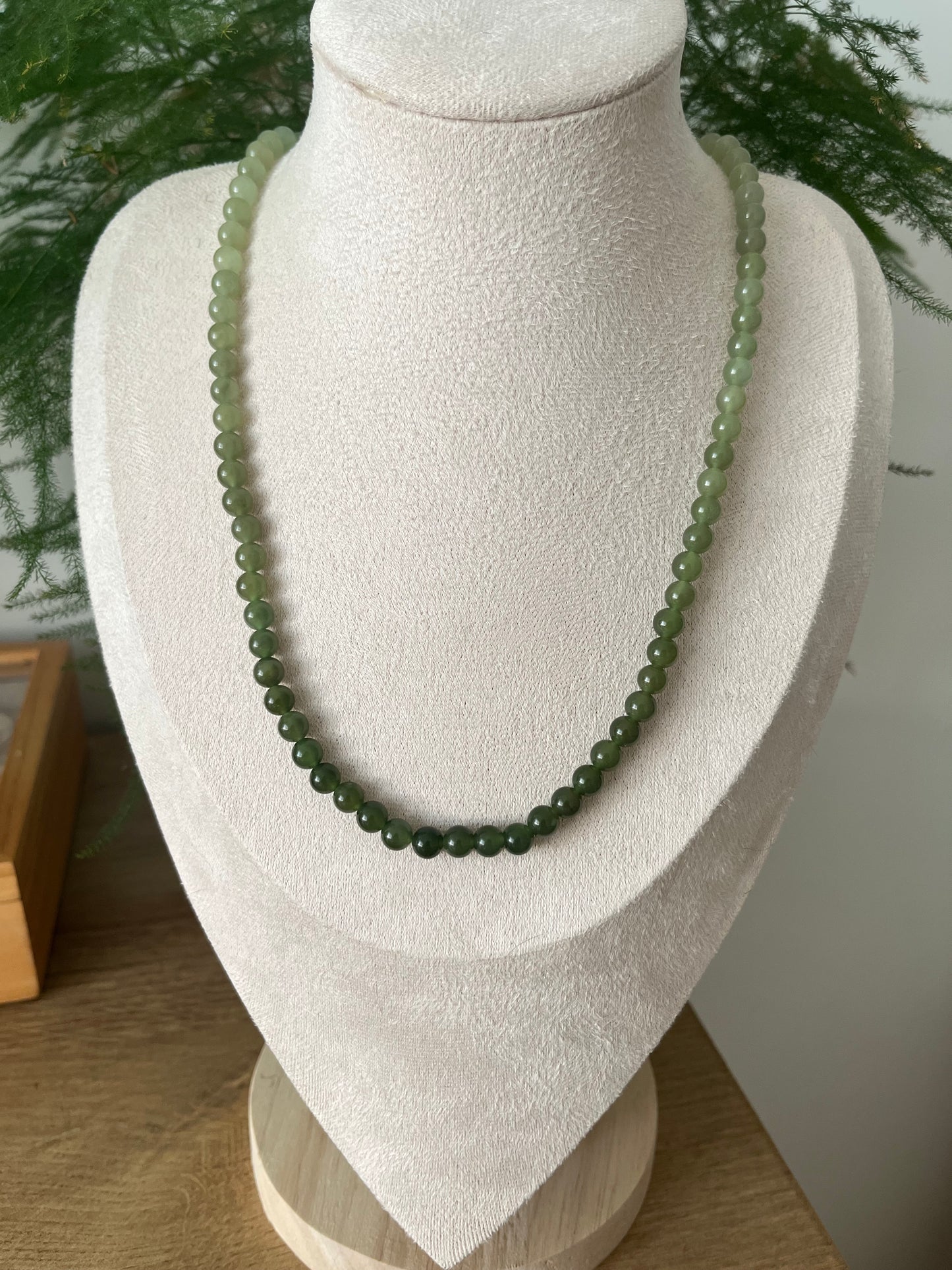 Hetian Jade Necklace with Gradient Green Tones，和田湖水绿晴水渐变项链