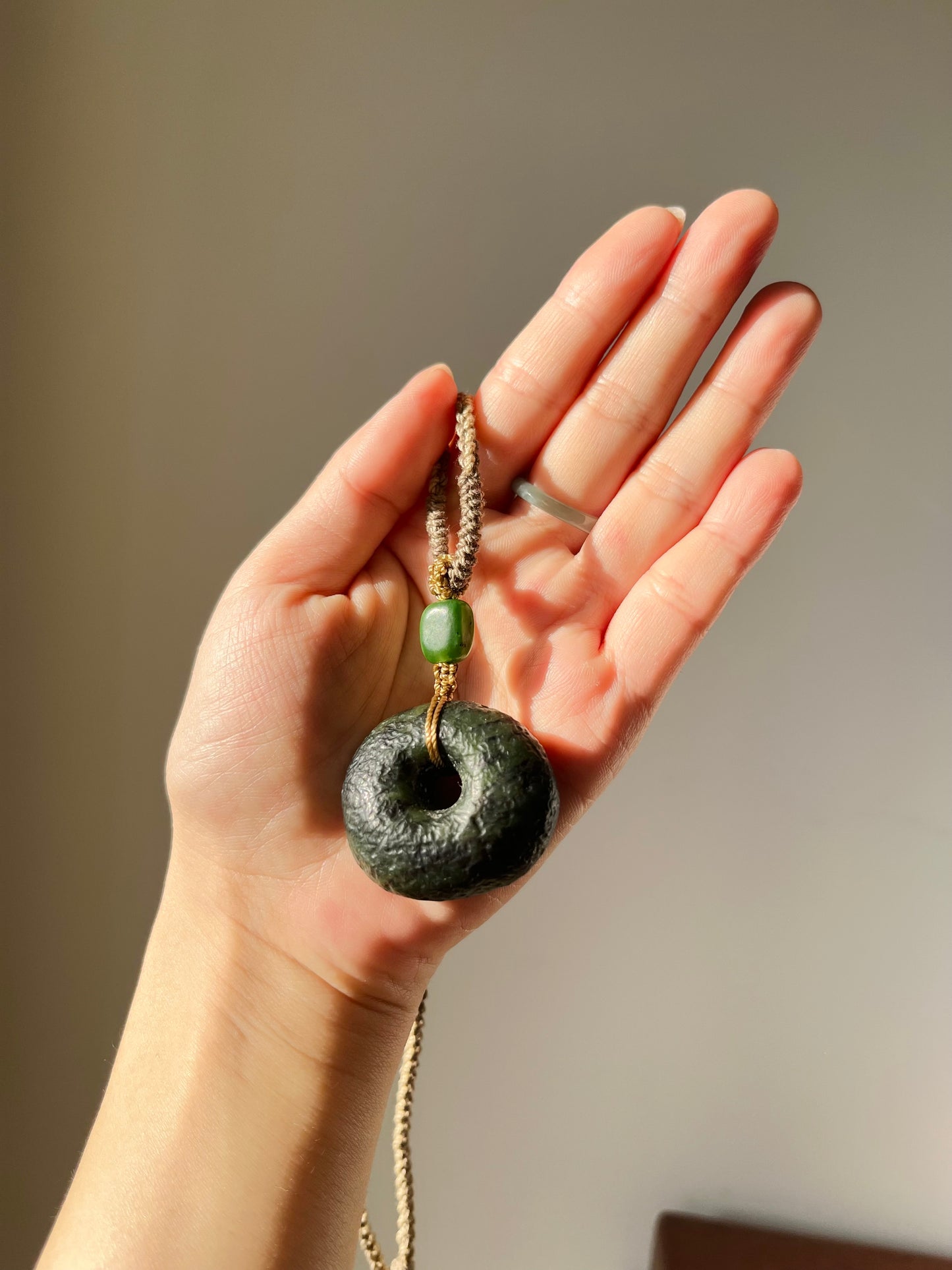 Antique-style Hetian Jade Pebble Chinese Safety Clasp Pendant, Chinese PI pendant，碧玉古风平安扣