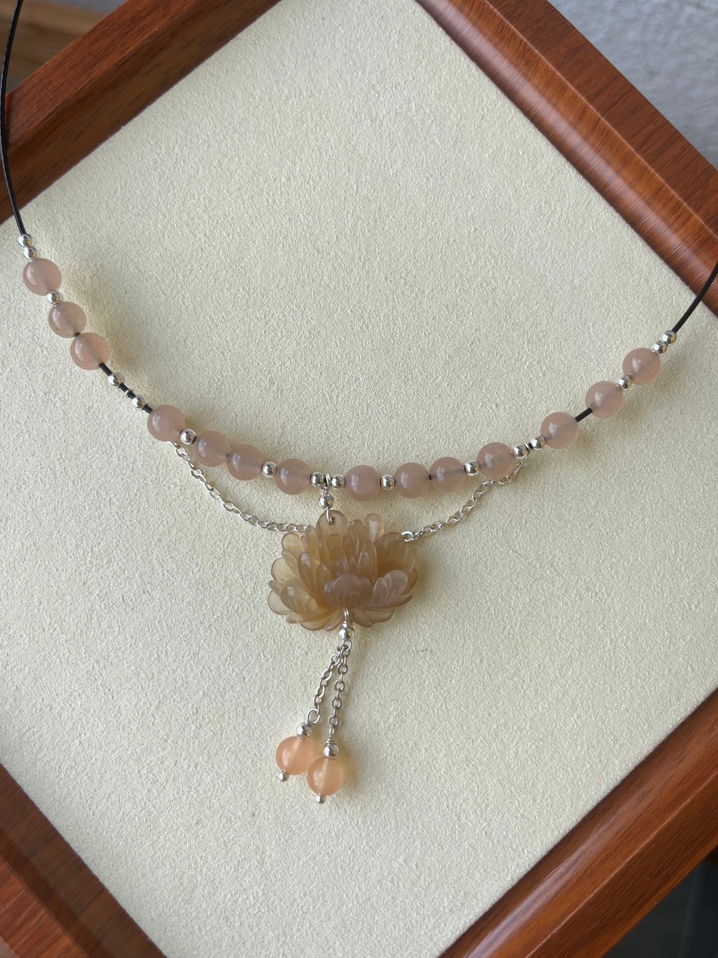 Hand Carved Dirty Pink Xiu Jade Peony Collar Necklace | 手雕岫玉牡丹项圈