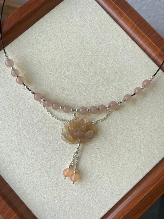 Hand Carved Dirty Pink Xiu Jade Peony Collar Necklace | 手雕岫玉牡丹项圈