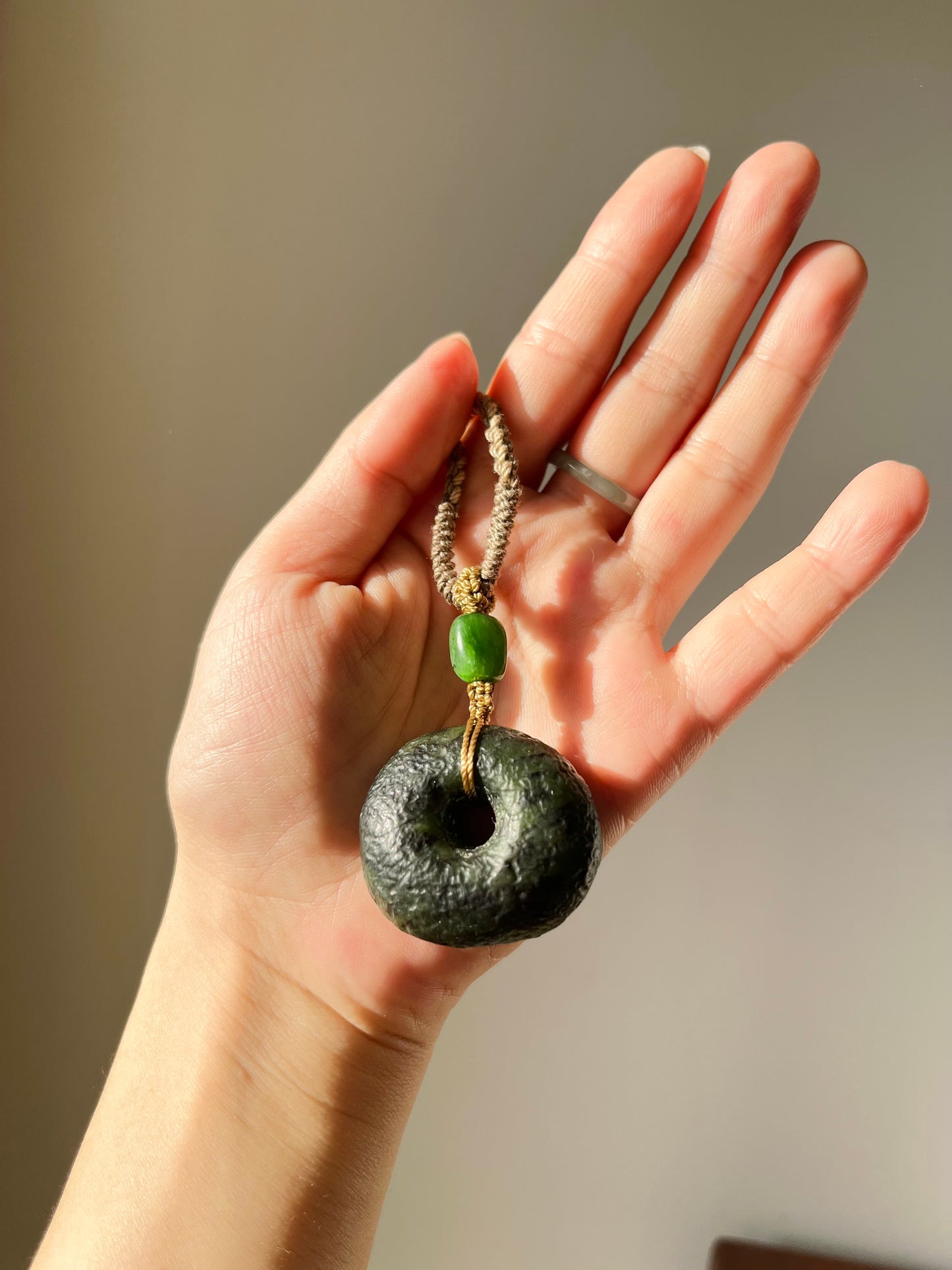 Antique-style Hetian Jade Pebble Chinese Safety Clasp Pendant, Chinese PI pendant，碧玉古风平安扣