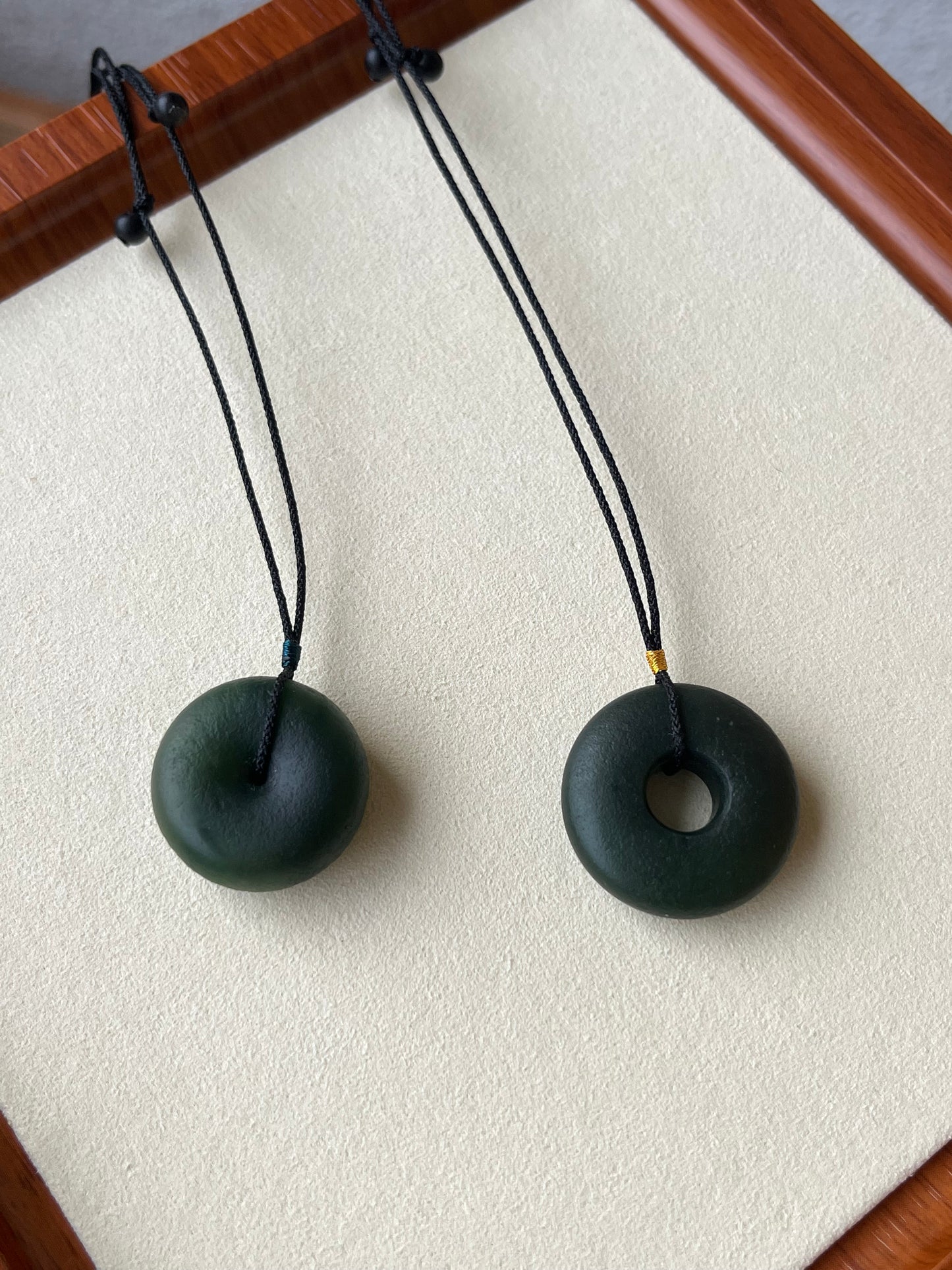 Antique-style Dark Green Hetian Jade Safety Clasp Pendant, PI pendant | 和田碧玉古风平安扣