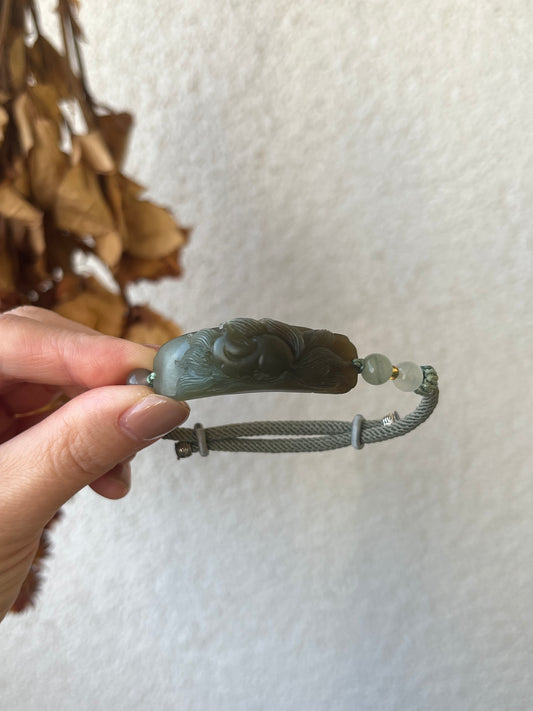 Handmade Bracelet with a Hand Carved Hetian Jade Nine-tailed Fox Pendant | 和田蓝糖九尾手牌