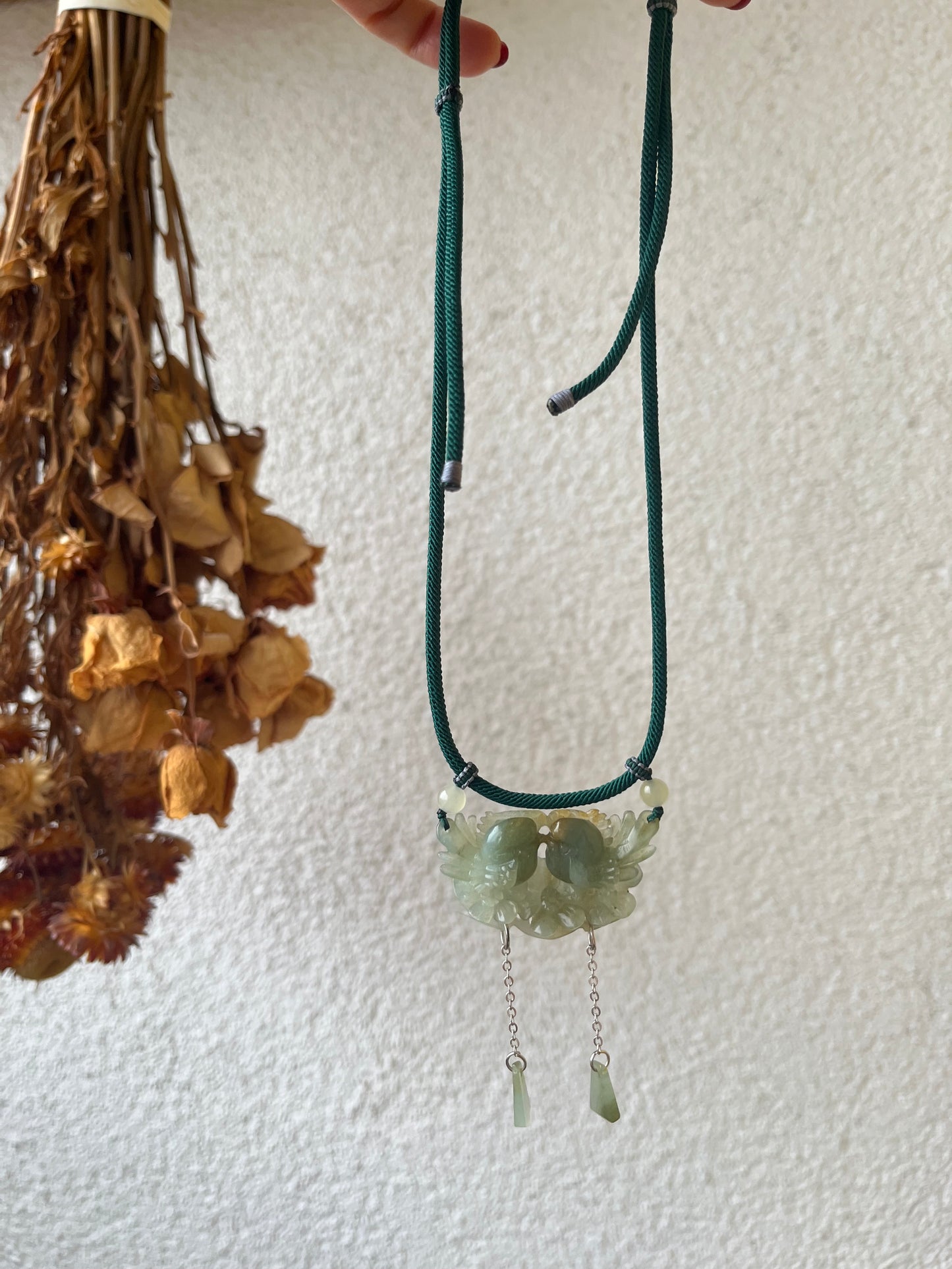 Hand Carved Xiu Jade Magpies Pendant | 手雕岫玉双喜鹊