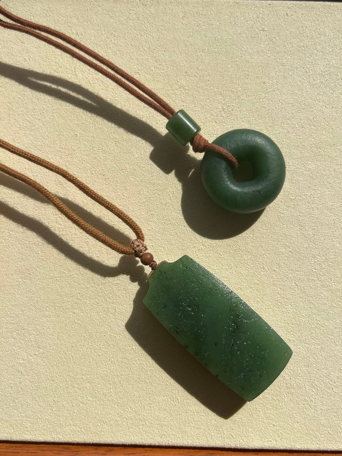 Antique-style Green Hetian Jade Flat Pendant | 古风碧玉无事牌
