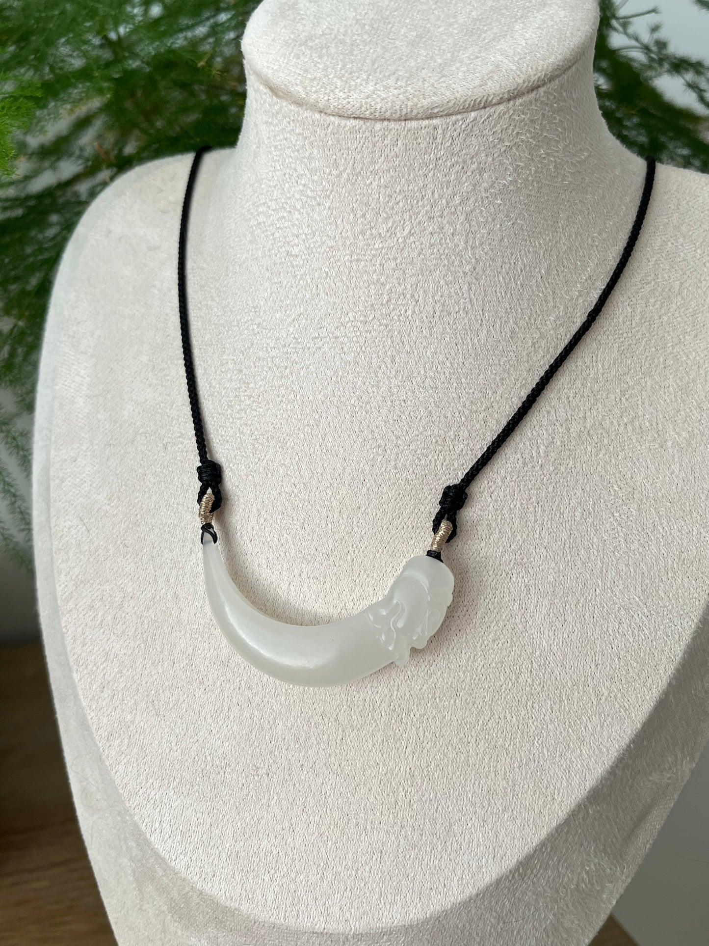 Hand Carved White Hetian Jade Dragon Tooth Pendant，手雕和田青海白玉龙牙