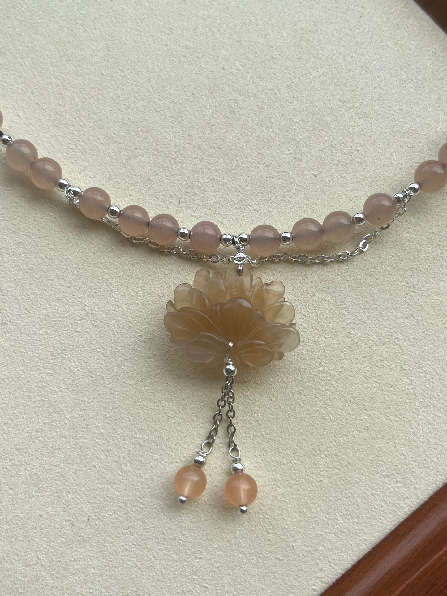 Hand Carved Dirty Pink Xiu Jade Peony Collar Necklace | 手雕岫玉牡丹项圈