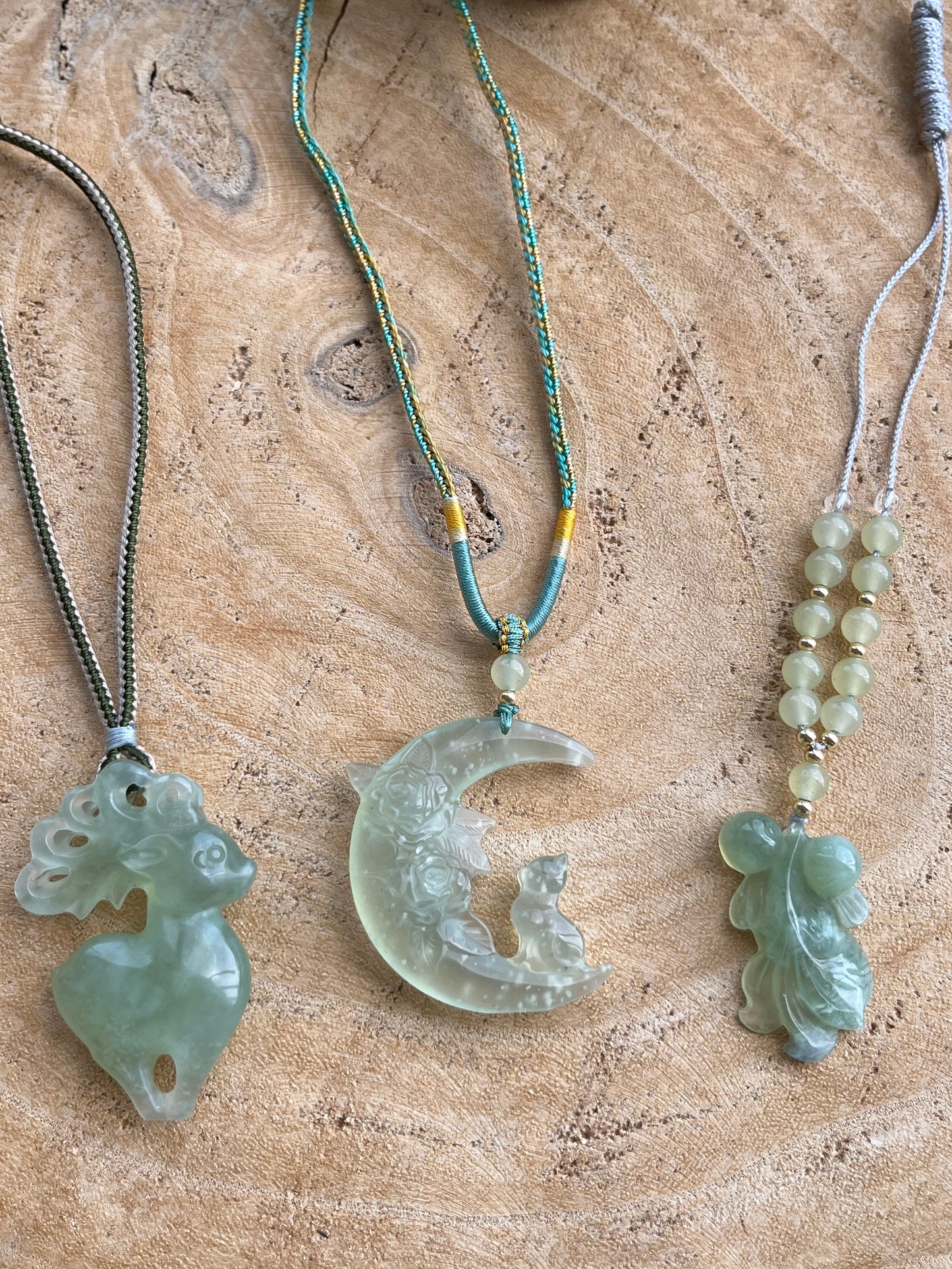 Xiu Jade Cat on the Moon Necklace | 岫玉月亮猫吊坠