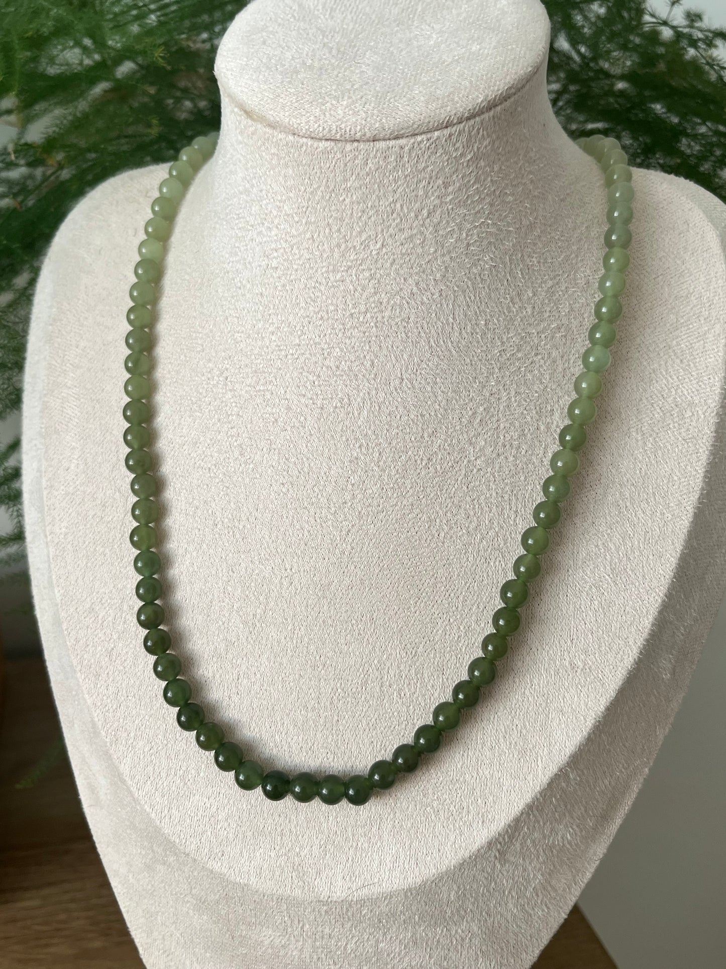Hetian Jade Necklace with Gradient Green Tones，和田湖水绿晴水渐变项链