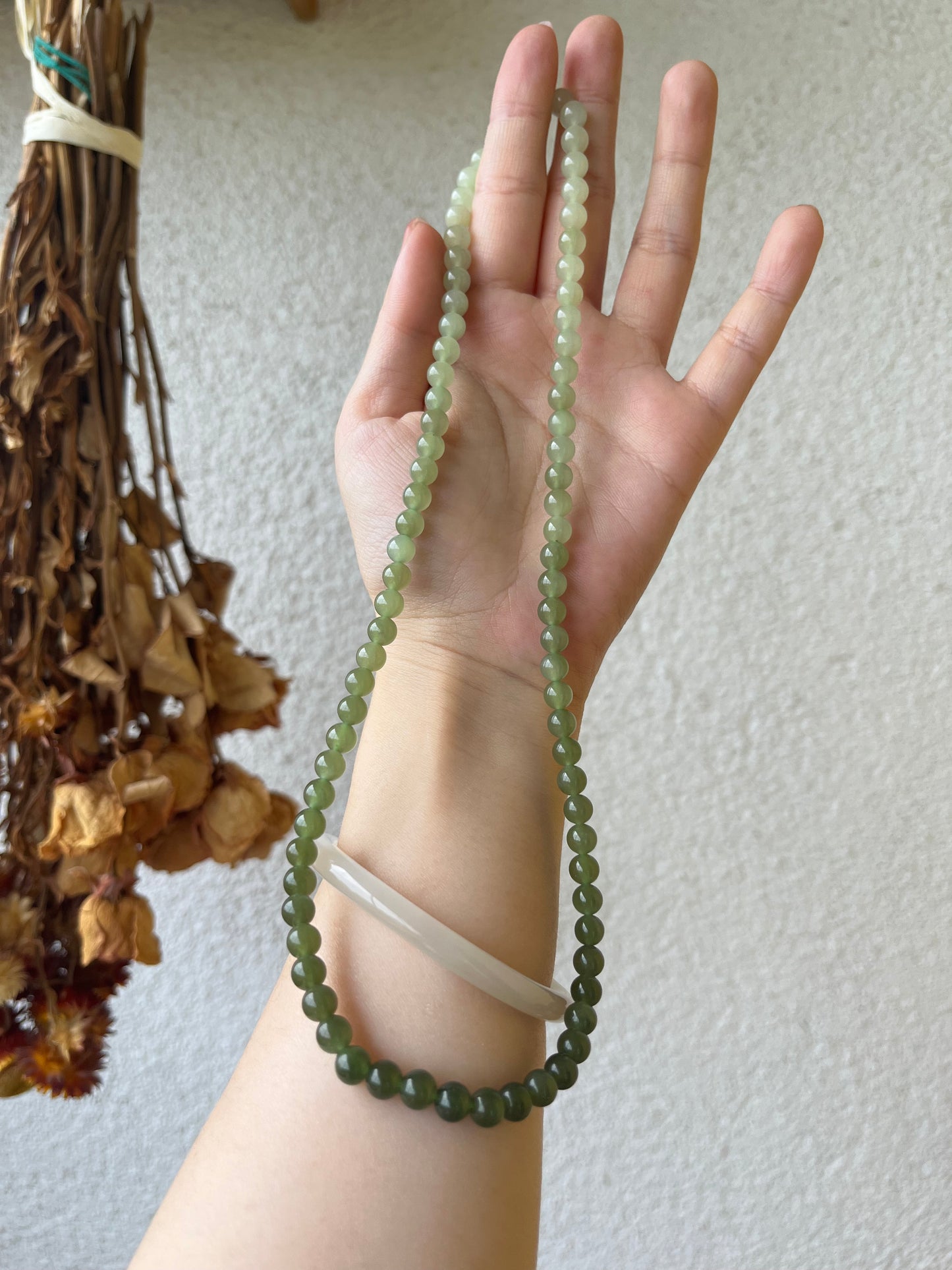 Hetian Jade Necklace with Gradient Green Tones，和田湖水绿晴水渐变项链