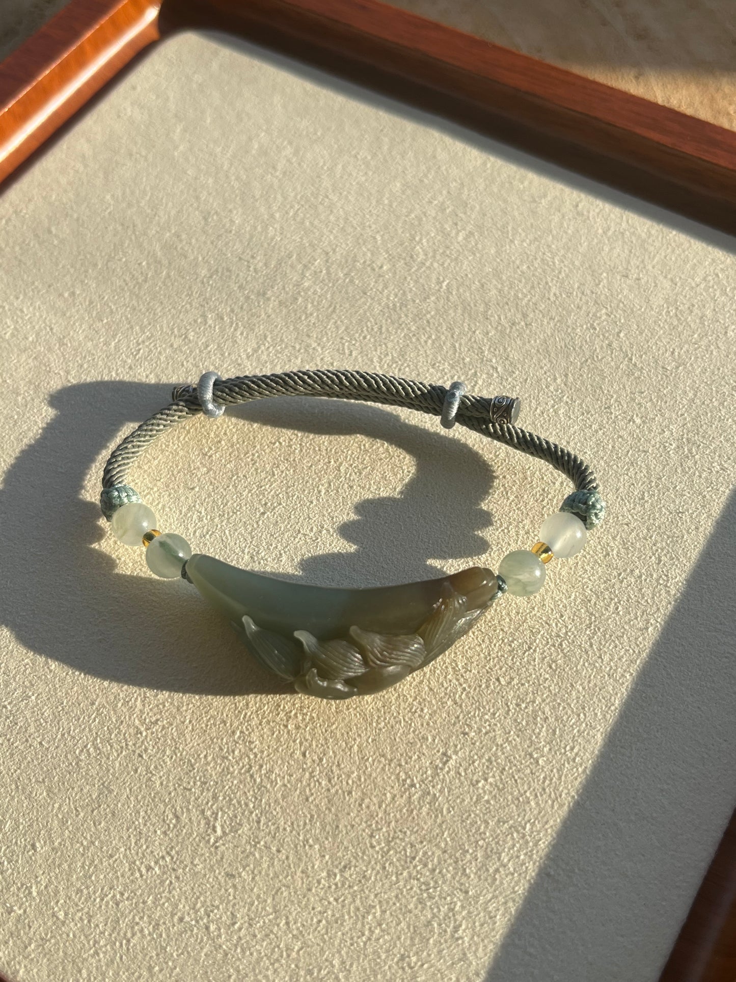 Handmade Bracelet with a Hand Carved Hetian Jade Nine-tailed Fox Pendant | 和田蓝糖九尾手牌