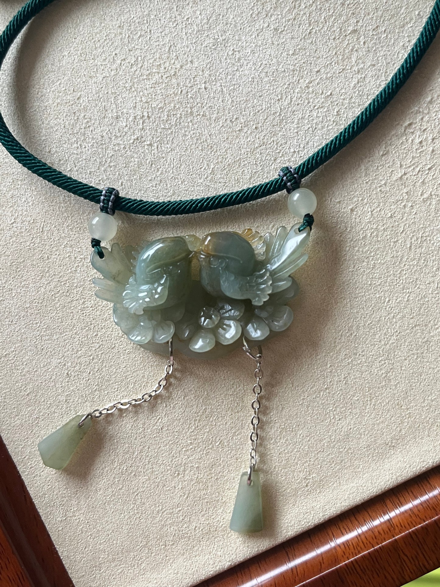 Hand Carved Xiu Jade Magpies Pendant | 手雕岫玉双喜鹊