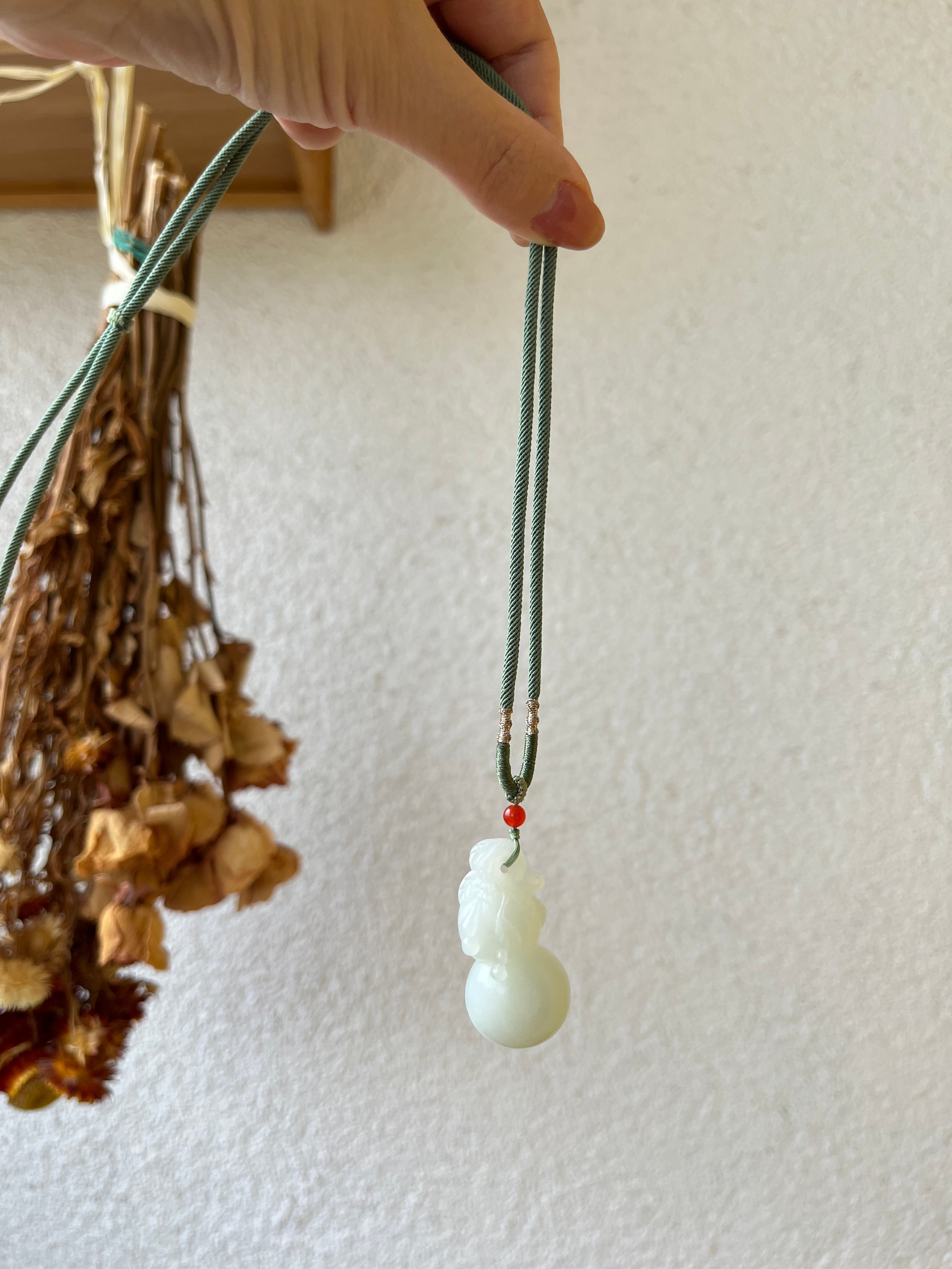 Hand Carved White Hetian Jade Hulu Pendant, 和田且末白玉雕刻葫芦
