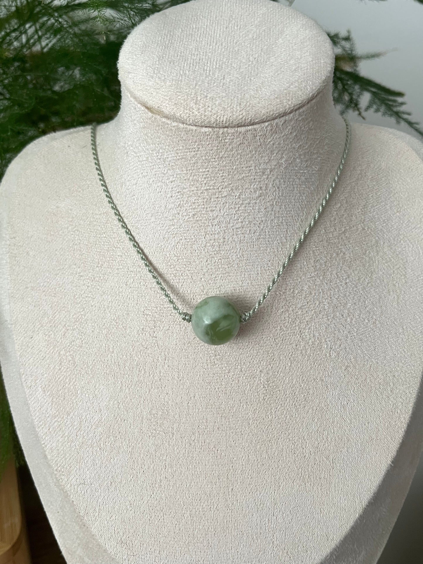 Handmade Choker with 16mm Green Serpentine Jade (Xiu Jade) | 岫玉青提奶盖单珠锁骨链