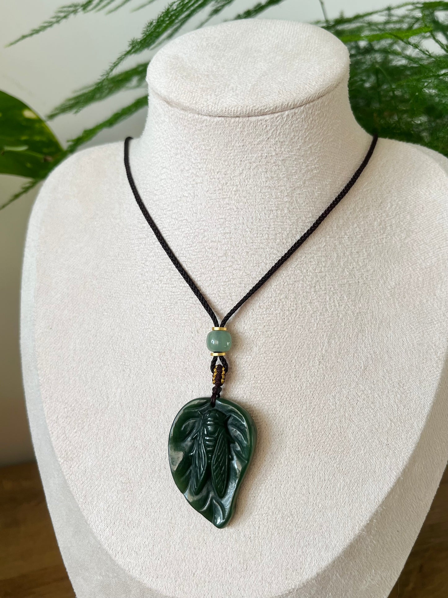 Hand Carved Green Hetian Jade Cicada on a Leaf Pendant, 手雕碧玉蝉吊坠