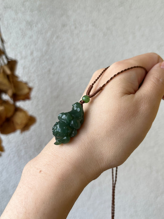 Handmade Necklace with a Super Cute Green Hetian Jade Crocodile, 手编超萌碧玉小鳄鱼吊坠