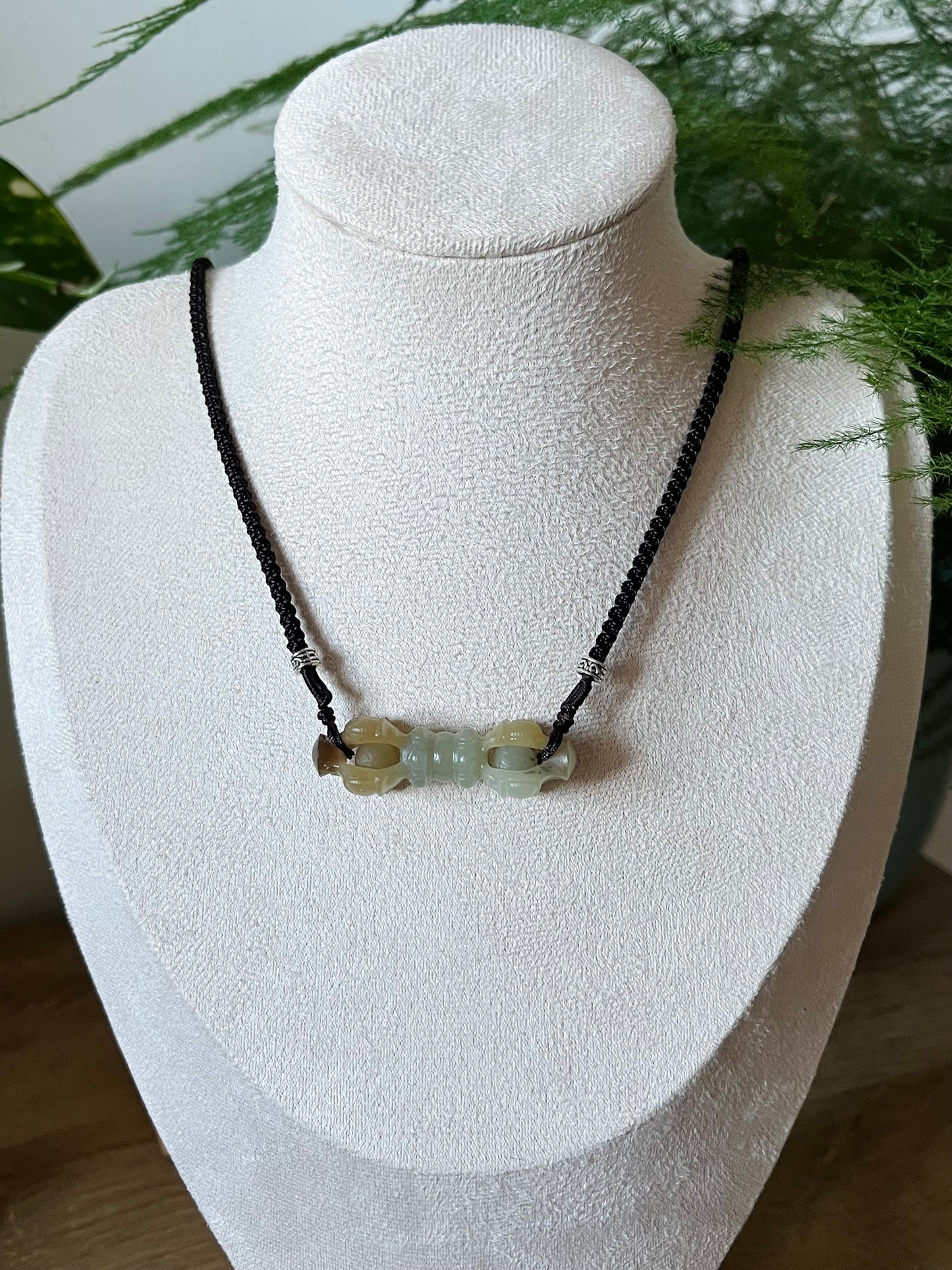 Hand Carved Brown Hetian Jade Vajra Pendant, 手雕和田蓝糖金刚杵