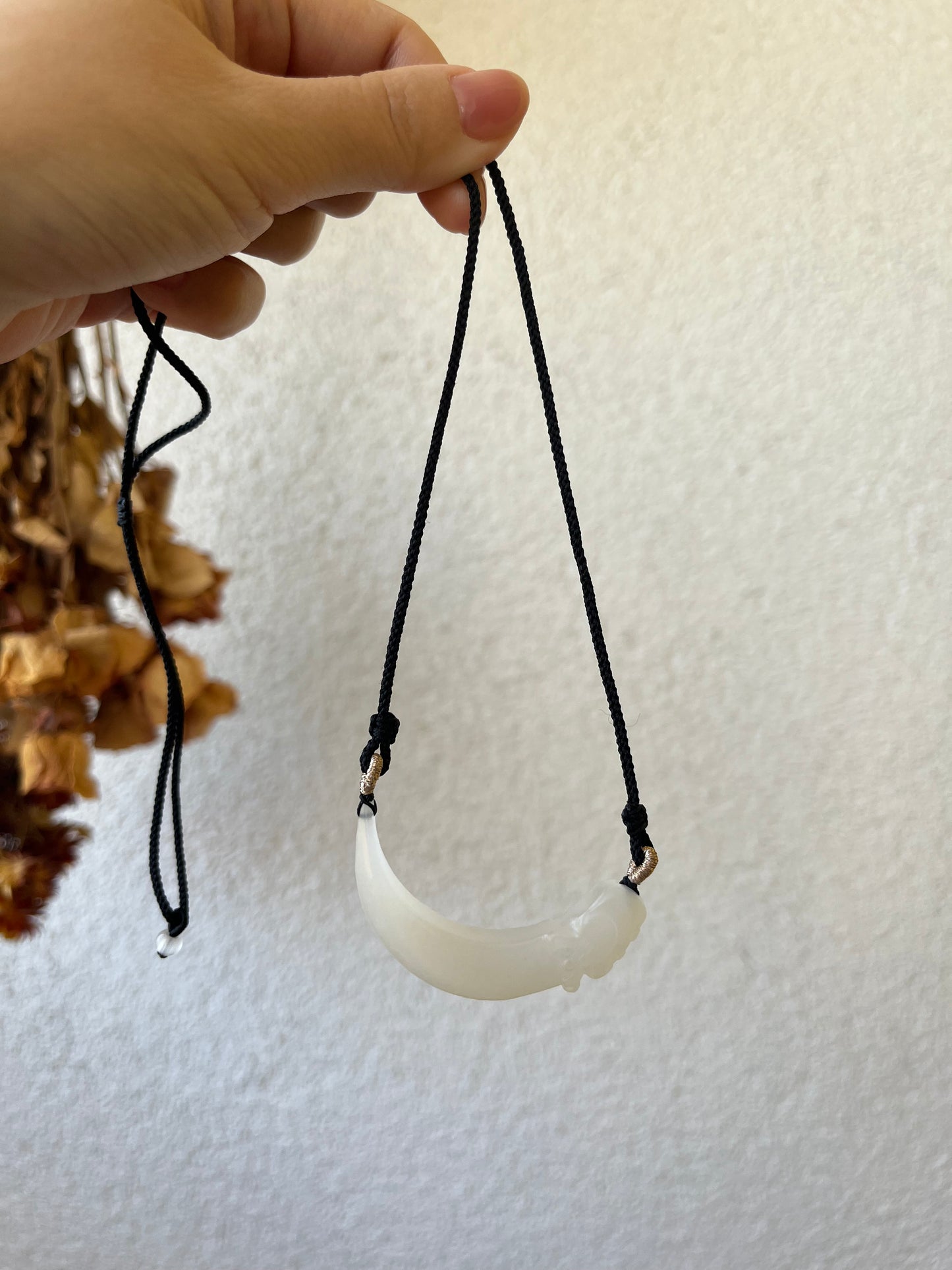 Hand Carved White Hetian Jade Dragon Tooth Pendant，手雕和田青海白玉龙牙