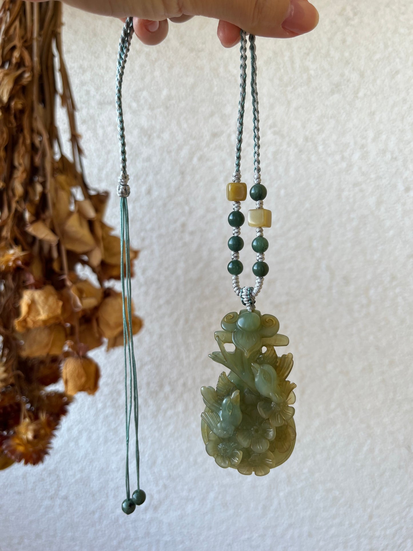 Hand Carved Xiu Jade Pipa with ‘Happiness at the Brows’ Magpie Carving | 手雕岫玉琵琶