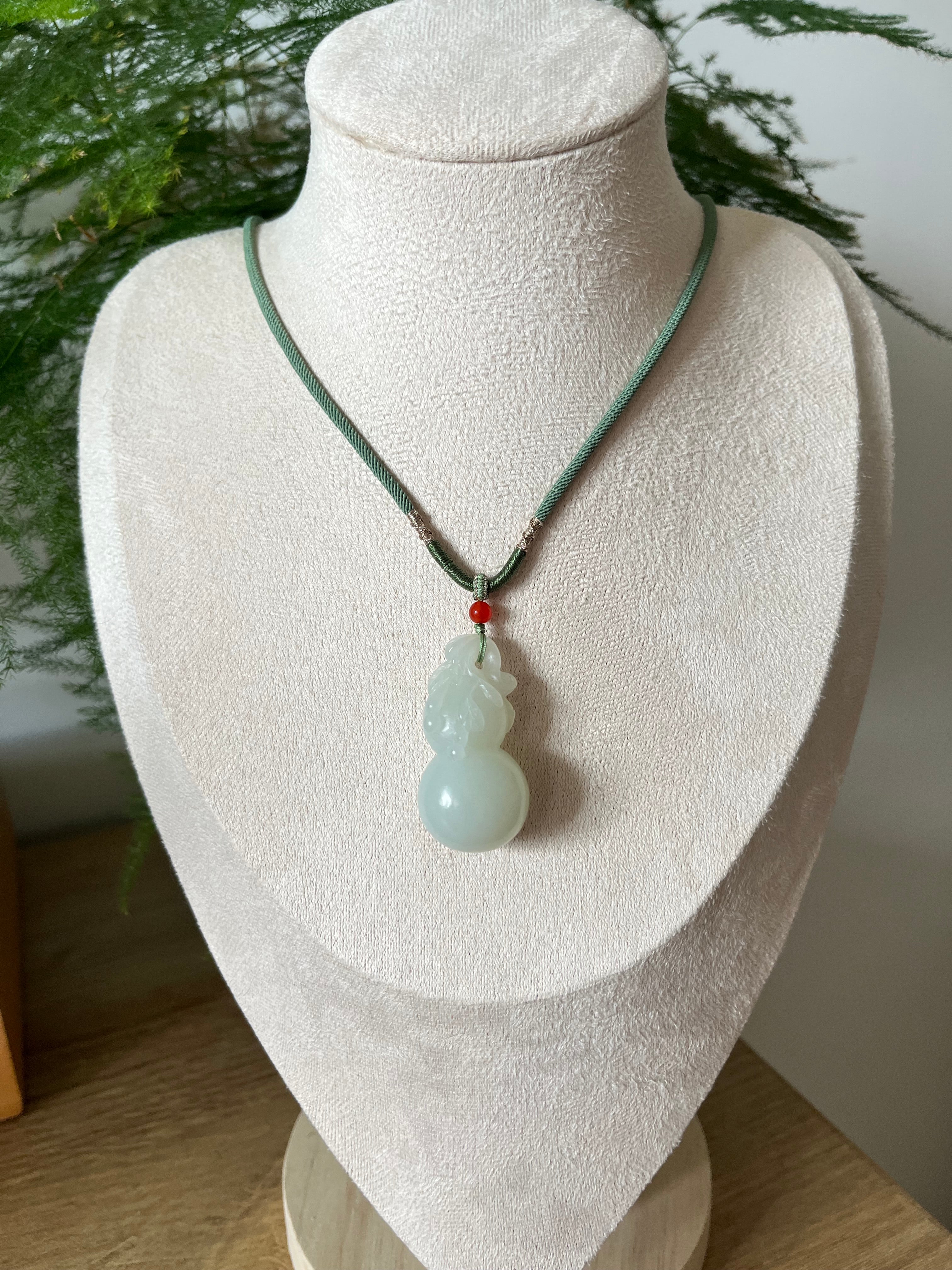 Hand Carved White Hetian Jade Hulu Pendant, 和田且末白玉雕刻葫芦