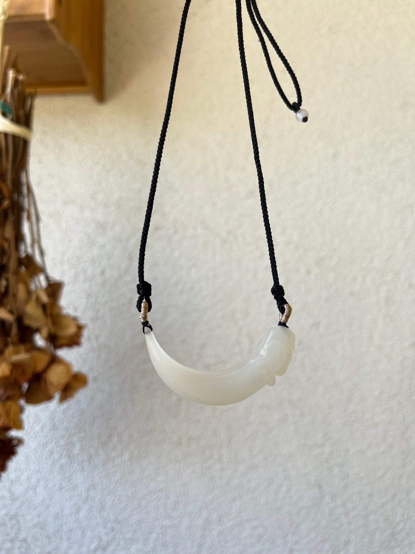 Hand Carved White Hetian Jade Dragon Tooth Pendant，手雕和田青海白玉龙牙