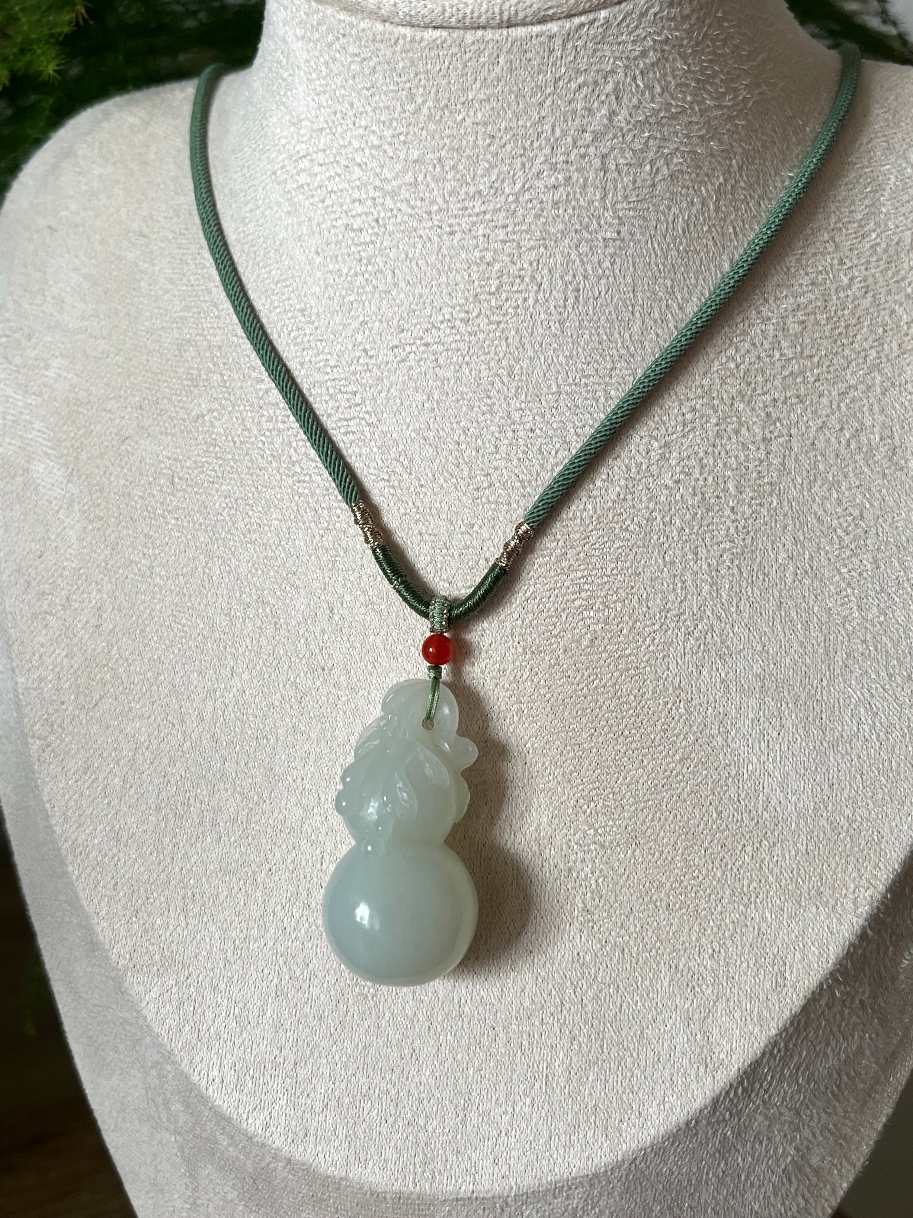Hand Carved White Hetian Jade Hulu Pendant, 和田且末白玉雕刻葫芦