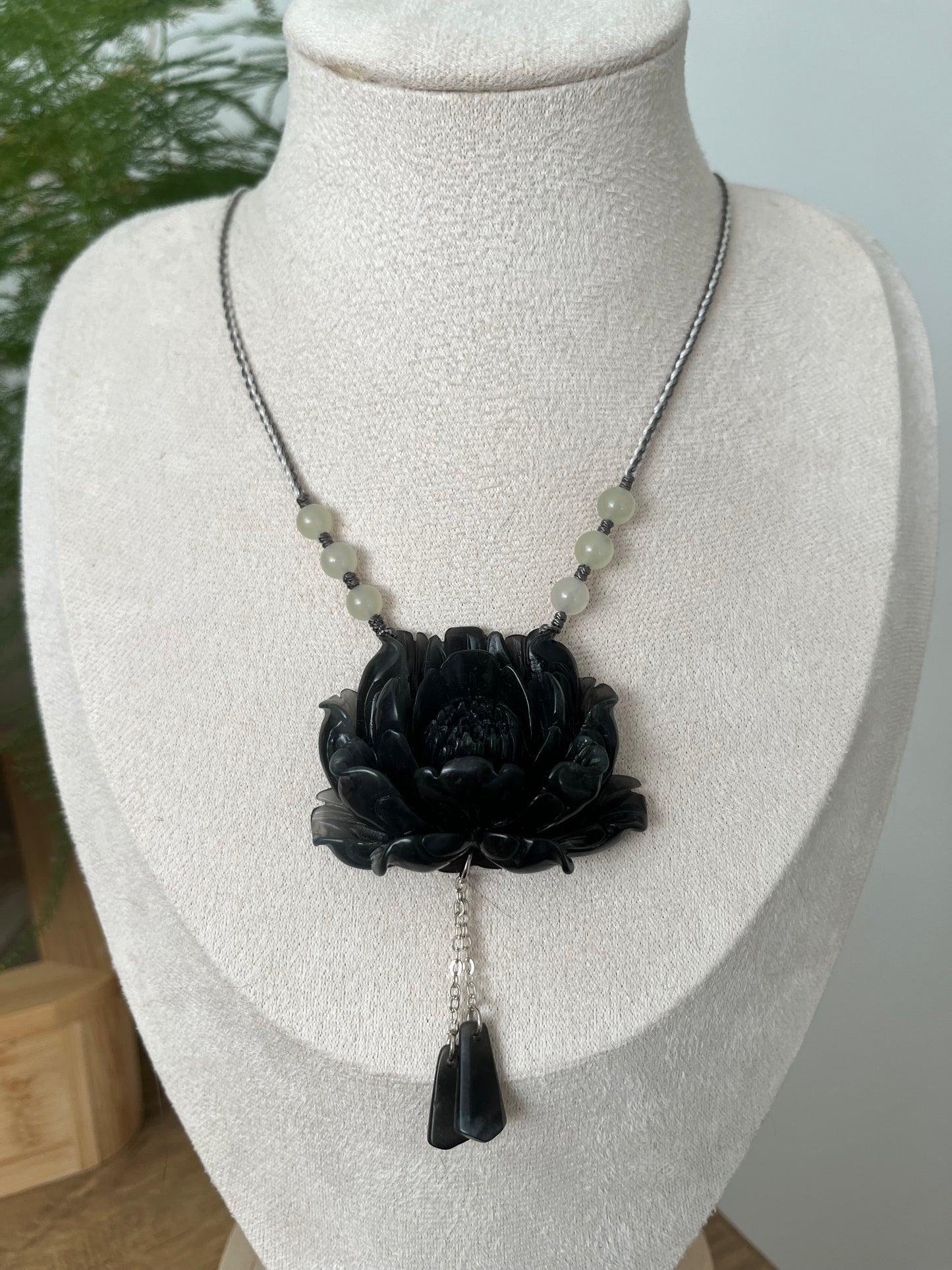 Hand Carved Black Xiu Jade Peony | 手雕岫玉黑牡丹