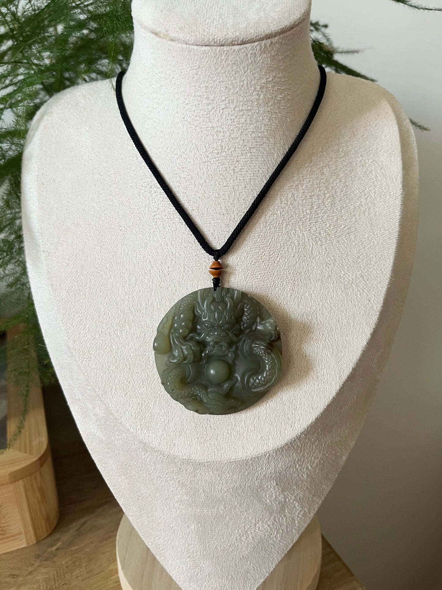 Green Hetian Jade Dragon Pendant | 和田晴水龙牌