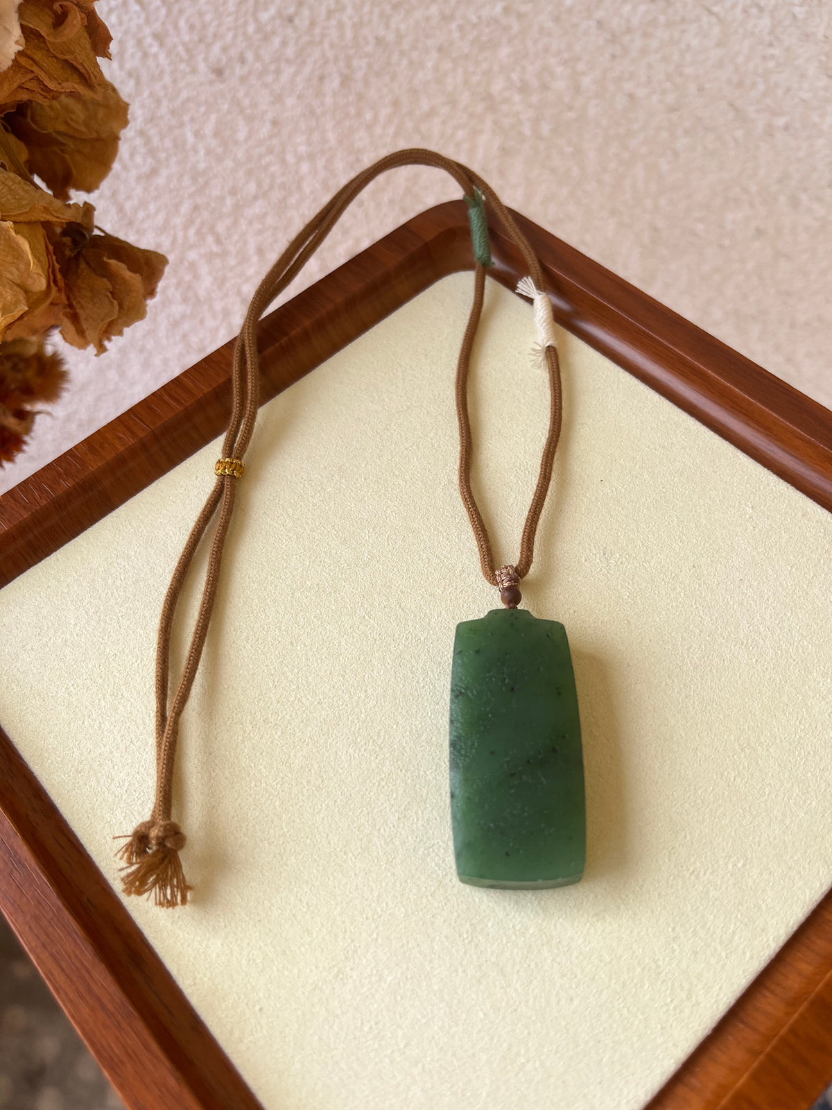 Antique-style Green Hetian Jade Flat Pendant | 古风碧玉无事牌