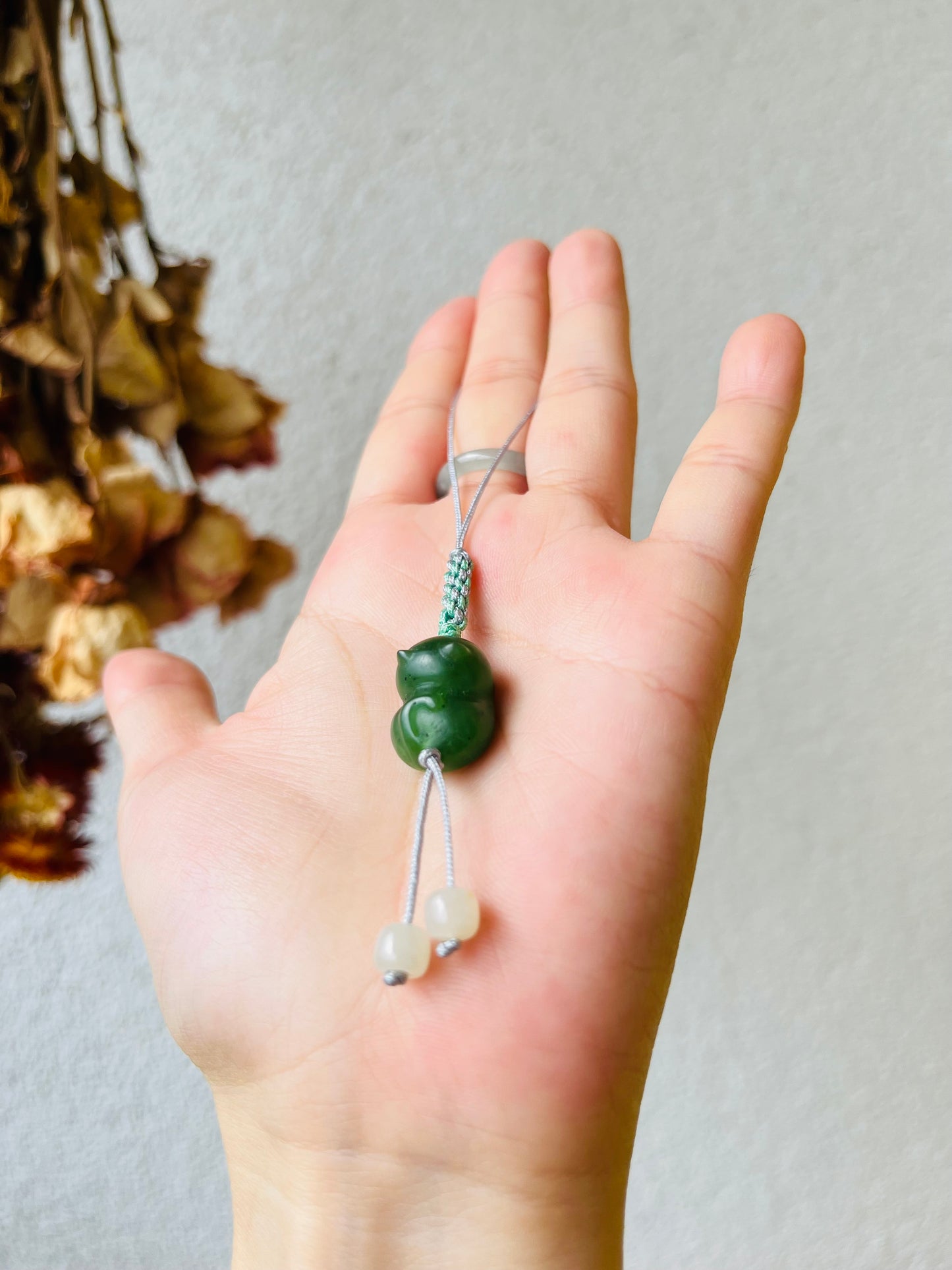 Hand Carved Hetian Jade Cat Phone Charm，碧玉猫猫手机链