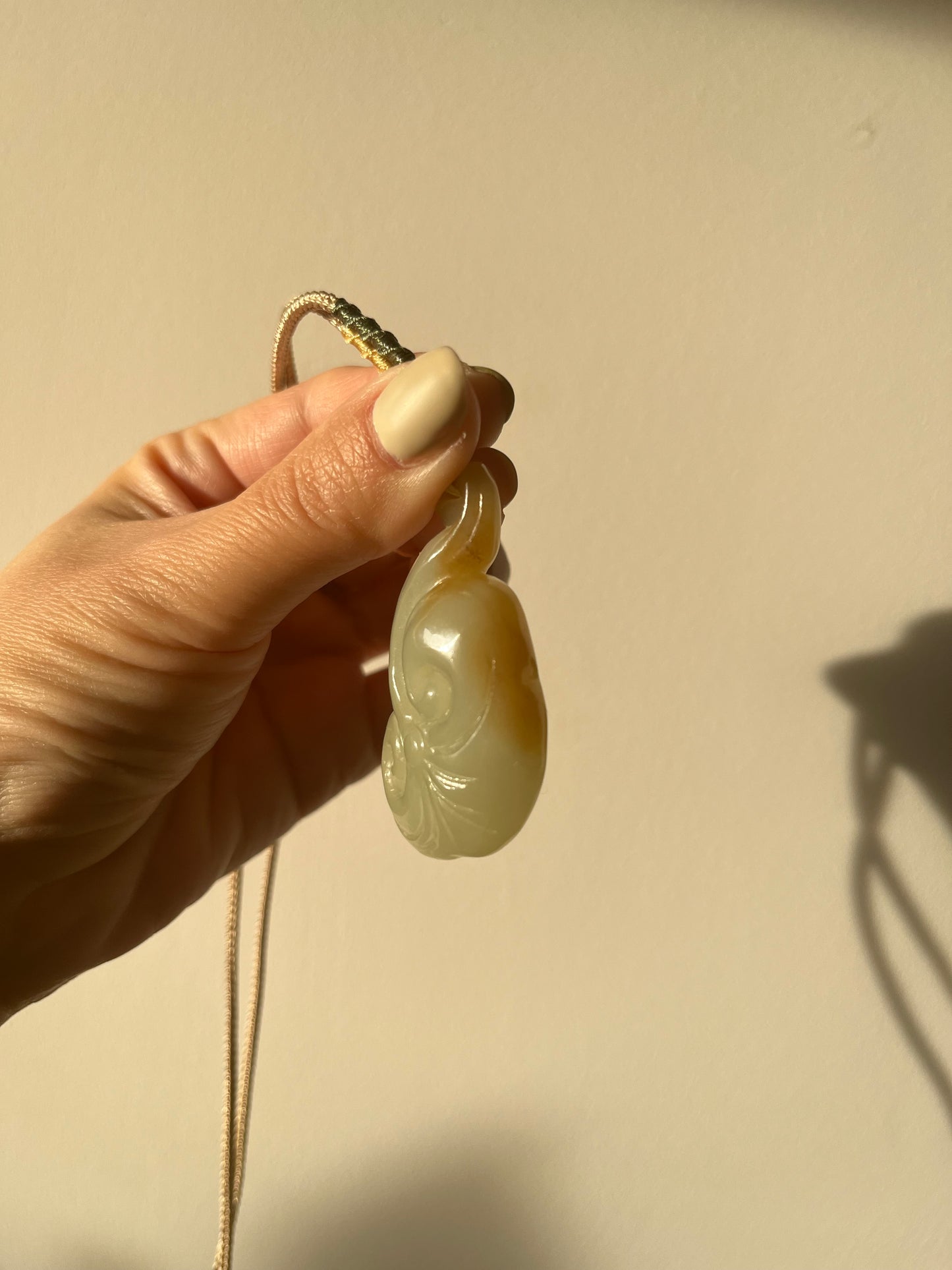 Hand Carved Hetian Jade Ruyi Pendant, 手雕糖白如意